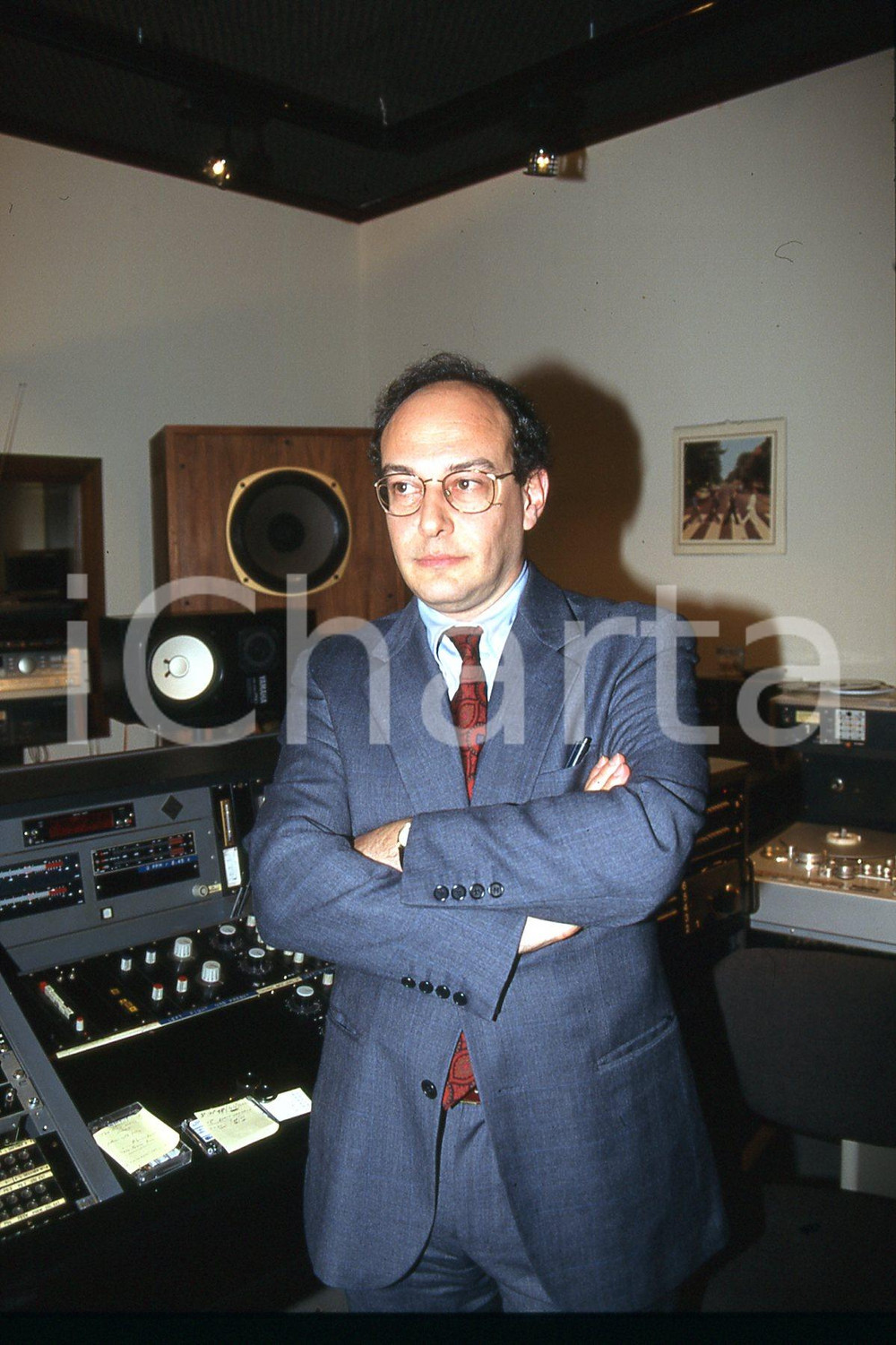 35mm vintage slide* 1987 MILANO RAI 3 Marco VARVELLO nello studio regia TG (2)  Diapositiva d'epoca, in formato 35 mm.CONDIZIONI: GOODE' severamente vietata la riproduzione. Tutti i diritti sono riservati.Nella diapositiva ICharta mette in vendita, sul negozio eBay e in esclusiva sul sito "icharta" il proprio archivio composto da numerose diapositive e negativi fotografici d'epoca, tutti originali e autentici, che attraversano la storia del costume italiano tra gli la fine degli anni Sessanta e Novanta.Si tratta di uno sguardo inedito sull'attualit&agrave;, la politica, la vita quotidiana, il gossip e la cultura, che fotografa il cambiamento della nazione in quest'ultimo scorcio del XX secolo. Un'occasione unica per il mercato del collezionismo, che vede finalmente disponibile un archivio eccezionale per vastit&agrave;, tematiche e condizioni, in un settore (il negativo fotografico e la diapositiva) di assoluta novit&agrave; e dalle interessanti prospettive di investimento. GOOD/buono   originale e autentica 1