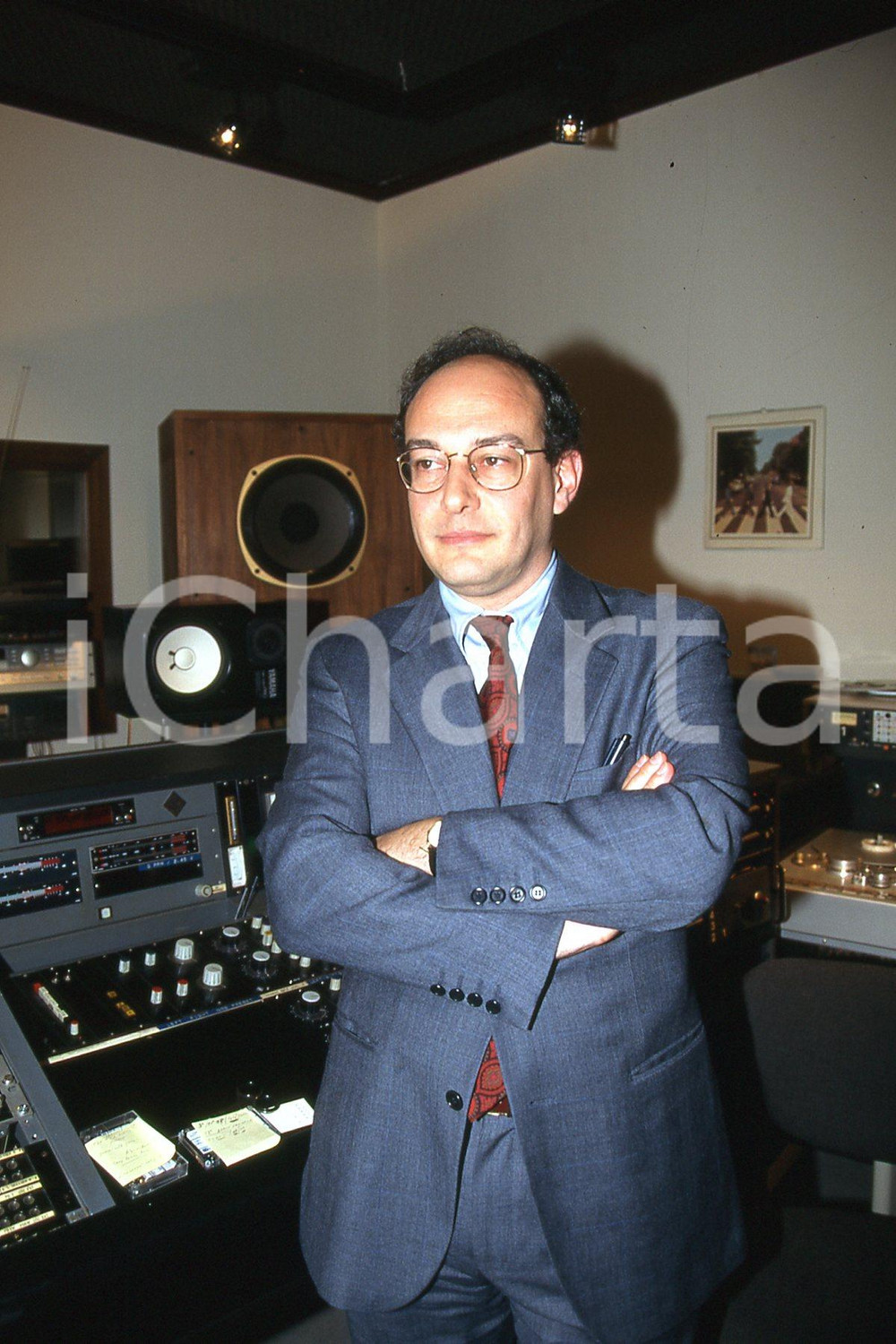 35mm vintage slide* 1987 MILANO RAI 3 Marco VARVELLO nello studio regia TG (3)  Diapositiva d'epoca, in formato 35 mm.CONDIZIONI: GOODE' severamente vietata la riproduzione. Tutti i diritti sono riservati.Nella diapositiva ICharta mette in vendita, sul negozio eBay e in esclusiva sul sito "icharta" il proprio archivio composto da numerose diapositive e negativi fotografici d'epoca, tutti originali e autentici, che attraversano la storia del costume italiano tra gli la fine degli anni Sessanta e Novanta.Si tratta di uno sguardo inedito sull'attualit&agrave;, la politica, la vita quotidiana, il gossip e la cultura, che fotografa il cambiamento della nazione in quest'ultimo scorcio del XX secolo. Un'occasione unica per il mercato del collezionismo, che vede finalmente disponibile un archivio eccezionale per vastit&agrave;, tematiche e condizioni, in un settore (il negativo fotografico e la diapositiva) di assoluta novit&agrave; e dalle interessanti prospettive di investimento. GOOD/buono   originale e autentica 1