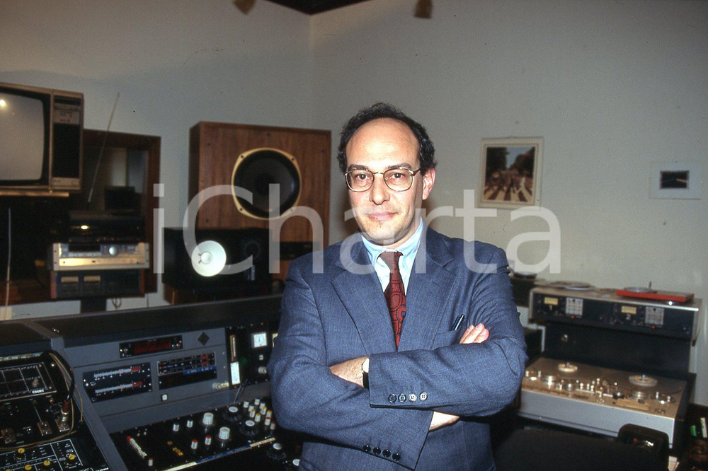 35mm vintage slide* 1987 MILANO RAI 3 Marco VARVELLO nello studio regia TG (4)  Diapositiva d'epoca, in formato 35 mm.CONDIZIONI: GOODE' severamente vietata la riproduzione. Tutti i diritti sono riservati.Nella diapositiva ICharta mette in vendita, sul negozio eBay e in esclusiva sul sito "icharta" il proprio archivio composto da numerose diapositive e negativi fotografici d'epoca, tutti originali e autentici, che attraversano la storia del costume italiano tra gli la fine degli anni Sessanta e Novanta.Si tratta di uno sguardo inedito sull'attualit&agrave;, la politica, la vita quotidiana, il gossip e la cultura, che fotografa il cambiamento della nazione in quest'ultimo scorcio del XX secolo. Un'occasione unica per il mercato del collezionismo, che vede finalmente disponibile un archivio eccezionale per vastit&agrave;, tematiche e condizioni, in un settore (il negativo fotografico e la diapositiva) di assoluta novit&agrave; e dalle interessanti prospettive di investimento. GOOD/buono   originale e autentica 1