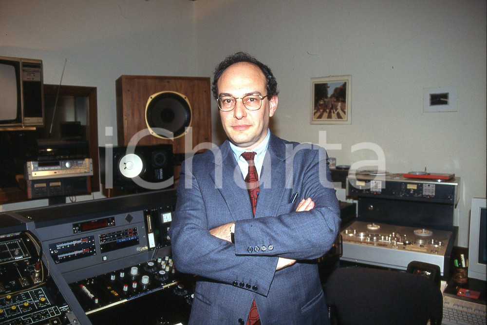 35mm vintage slide* 1987 MILANO RAI 3 Marco VARVELLO nello studio regia TG (7)  Diapositiva d'epoca, in formato 35 mm.CONDIZIONI: GOODE' severamente vietata la riproduzione. Tutti i diritti sono riservati.Nella diapositiva ICharta mette in vendita, sul negozio eBay e in esclusiva sul sito "icharta" il proprio archivio composto da numerose diapositive e negativi fotografici d'epoca, tutti originali e autentici, che attraversano la storia del costume italiano tra gli la fine degli anni Sessanta e Novanta.Si tratta di uno sguardo inedito sull'attualit&agrave;, la politica, la vita quotidiana, il gossip e la cultura, che fotografa il cambiamento della nazione in quest'ultimo scorcio del XX secolo. Un'occasione unica per il mercato del collezionismo, che vede finalmente disponibile un archivio eccezionale per vastit&agrave;, tematiche e condizioni, in un settore (il negativo fotografico e la diapositiva) di assoluta novit&agrave; e dalle interessanti prospettive di investimento. GOOD/buono   originale e autentica 1