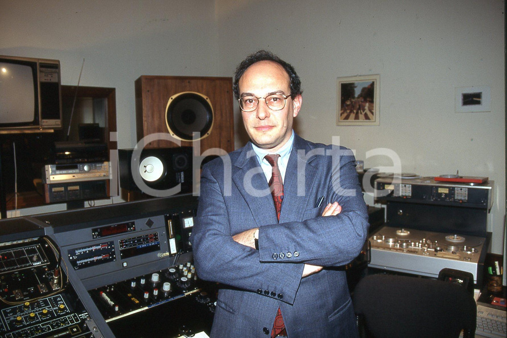 35mm vintage slide* 1987 MILANO RAI 3 Marco VARVELLO nello studio regia TG (8)  Diapositiva d'epoca, in formato 35 mm.CONDIZIONI: GOODE' severamente vietata la riproduzione. Tutti i diritti sono riservati.Nella diapositiva ICharta mette in vendita, sul negozio eBay e in esclusiva sul sito "icharta" il proprio archivio composto da numerose diapositive e negativi fotografici d'epoca, tutti originali e autentici, che attraversano la storia del costume italiano tra gli la fine degli anni Sessanta e Novanta.Si tratta di uno sguardo inedito sull'attualit&agrave;, la politica, la vita quotidiana, il gossip e la cultura, che fotografa il cambiamento della nazione in quest'ultimo scorcio del XX secolo. Un'occasione unica per il mercato del collezionismo, che vede finalmente disponibile un archivio eccezionale per vastit&agrave;, tematiche e condizioni, in un settore (il negativo fotografico e la diapositiva) di assoluta novit&agrave; e dalle interessanti prospettive di investimento. GOOD/buono   originale e autentica 1