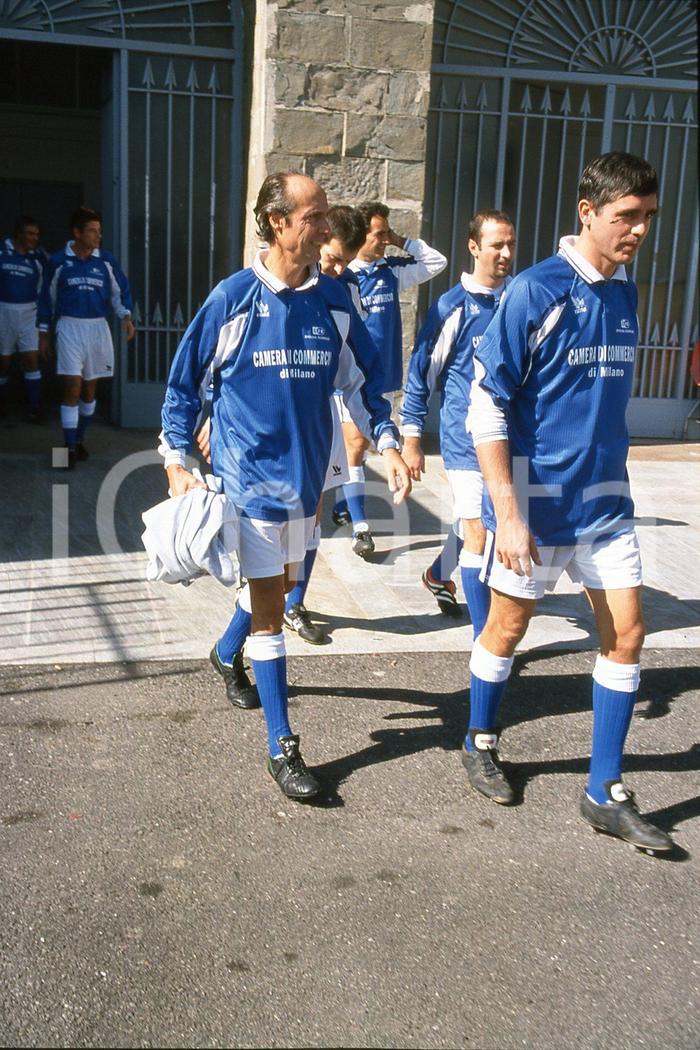 35mm vintage slide* 2000 MILANO partita calcio sindacati imprenditori in Arena 5  Diapositiva d'epoca, in formato 35 mm.CONDIZIONI: GOODNella diapositiva la squadra degli imprenditori esce dagli spogliatoi.Nella diapositiva ICharta mette in vendita, sul negozio eBay e in esclusiva sul sito "icharta" il proprio archivio composto da numerose diapositive e negativi fotografici d'epoca, tutti originali e autentici, che attraversano la storia del costume italiano tra gli la fine degli anni Sessanta e Novanta.Si tratta di uno sguardo inedito sull'attualit&agrave;, la politica, la vita quotidiana, il gossip e la cultura, che fotografa il cambiamento della nazione in quest'ultimo scorcio del XX secolo. Un'occasione unica per il mercato del collezionismo, che vede finalmente disponibile un archivio eccezionale per vastit&agrave;, tematiche e condizioni, in un settore (il negativo fotografico e la diapositiva) di assoluta novit&agrave; e dalle interessanti prospettive di investimento. GOOD/buono   originale e autentica 1
