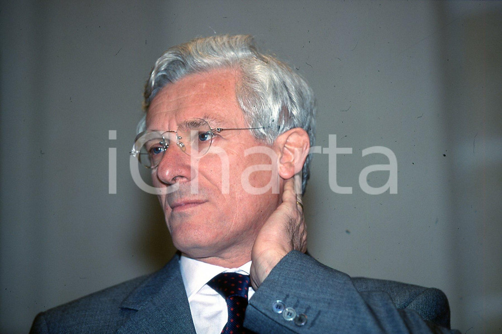 35mm vintage slide* 2000 BRESCIA sindaco Paolo CORSINI  ritratto (2)  Diapositiva d'epoca, in formato 35 mm.CONDIZIONI: GOODNella diapositiva ICharta mette in vendita, sul negozio eBay e in esclusiva sul sito "icharta" il proprio archivio composto da numerose diapositive e negativi fotografici d'epoca, tutti originali e autentici, che attraversano la storia del costume italiano tra gli la fine degli anni Sessanta e Novanta.Si tratta di uno sguardo inedito sull'attualit&agrave;, la politica, la vita quotidiana, il gossip e la cultura, che fotografa il cambiamento della nazione in quest'ultimo scorcio del XX secolo. Un'occasione unica per il mercato del collezionismo, che vede finalmente disponibile un archivio eccezionale per vastit&agrave;, tematiche e condizioni, in un settore (il negativo fotografico e la diapositiva) di assoluta novit&agrave; e dalle interessanti prospettive di investimento. GOOD/buono   originale e autentica 1