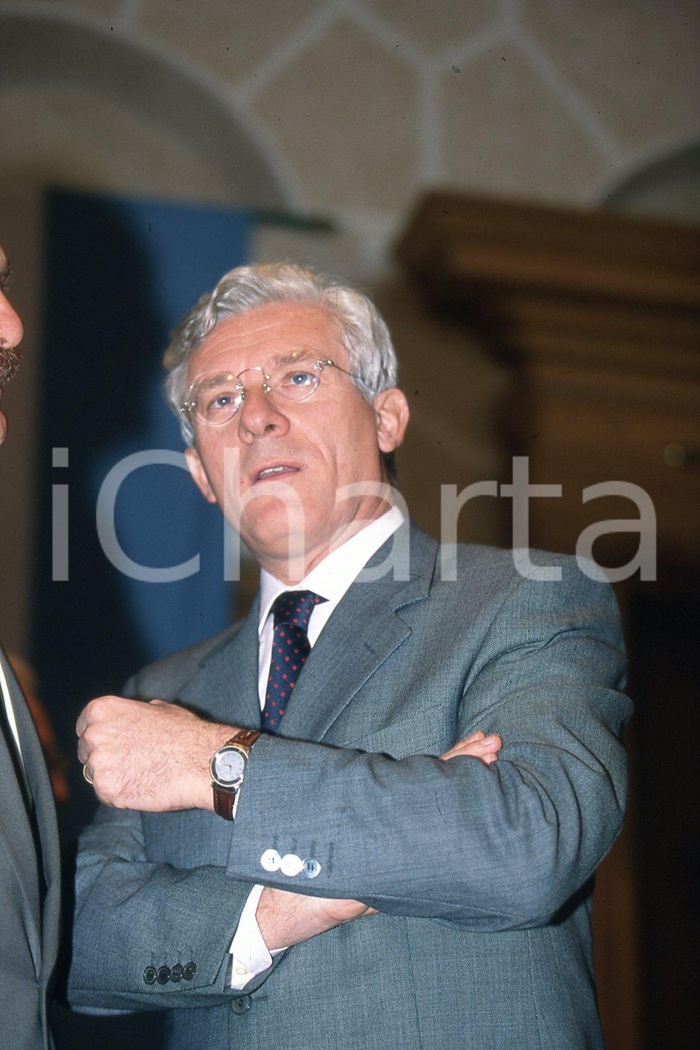 35mm vintage slide* 2000 BRESCIA sindaco Paolo CORSINI  ritratto (6)  Diapositiva d'epoca, in formato 35 mm.CONDIZIONI: GOODNella diapositiva ICharta mette in vendita, sul negozio eBay e in esclusiva sul sito "icharta" il proprio archivio composto da numerose diapositive e negativi fotografici d'epoca, tutti originali e autentici, che attraversano la storia del costume italiano tra gli la fine degli anni Sessanta e Novanta.Si tratta di uno sguardo inedito sull'attualit&agrave;, la politica, la vita quotidiana, il gossip e la cultura, che fotografa il cambiamento della nazione in quest'ultimo scorcio del XX secolo. Un'occasione unica per il mercato del collezionismo, che vede finalmente disponibile un archivio eccezionale per vastit&agrave;, tematiche e condizioni, in un settore (il negativo fotografico e la diapositiva) di assoluta novit&agrave; e dalle interessanti prospettive di investimento. GOOD/buono   originale e autentica 1