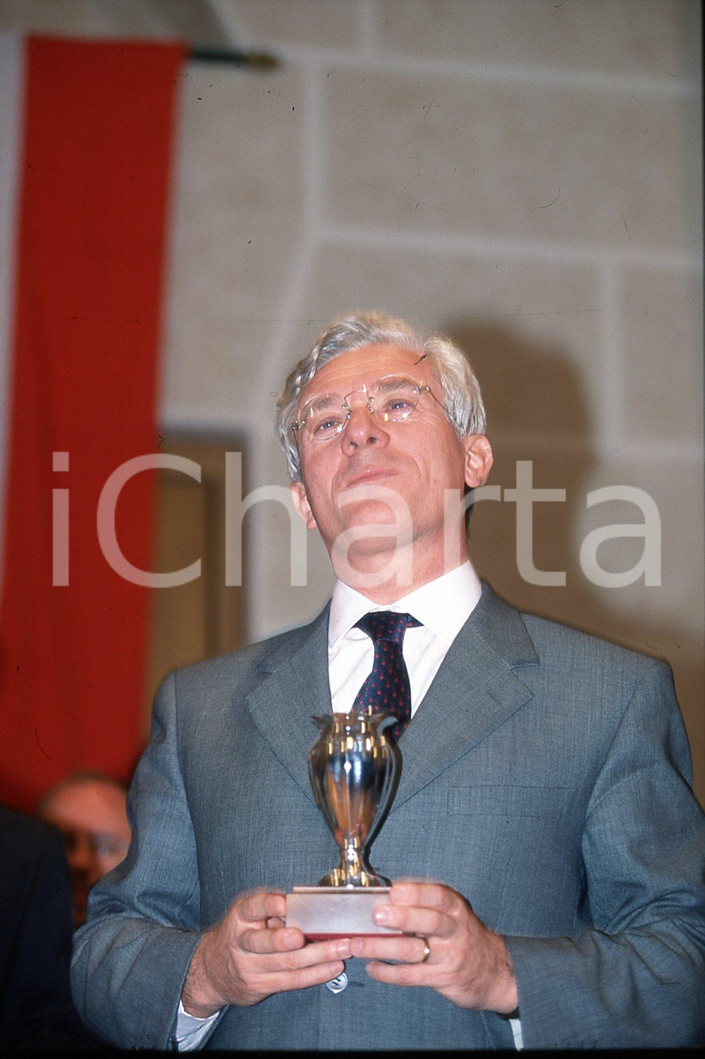 35mm vintage slide* 2000 BRESCIA sindaco Paolo CORSINI  ritratto con coppa (1)  Diapositiva d'epoca, in formato 35 mm.CONDIZIONI: GOODNella diapositiva ICharta mette in vendita, sul negozio eBay e in esclusiva sul sito "icharta" il proprio archivio composto da numerose diapositive e negativi fotografici d'epoca, tutti originali e autentici, che attraversano la storia del costume italiano tra gli la fine degli anni Sessanta e Novanta.Si tratta di uno sguardo inedito sull'attualit&agrave;, la politica, la vita quotidiana, il gossip e la cultura, che fotografa il cambiamento della nazione in quest'ultimo scorcio del XX secolo. Un'occasione unica per il mercato del collezionismo, che vede finalmente disponibile un archivio eccezionale per vastit&agrave;, tematiche e condizioni, in un settore (il negativo fotografico e la diapositiva) di assoluta novit&agrave; e dalle interessanti prospettive di investimento. GOOD/buono   originale e autentica 1