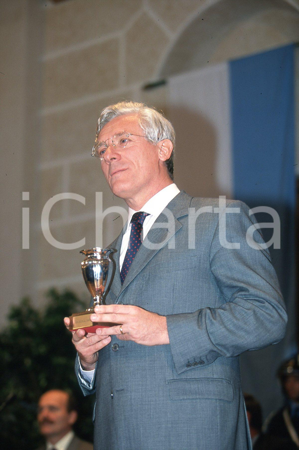 35mm vintage slide* 2000 BRESCIA sindaco Paolo CORSINI  ritratto con coppa (2)  Diapositiva d'epoca, in formato 35 mm.CONDIZIONI: GOODNella diapositiva ICharta mette in vendita, sul negozio eBay e in esclusiva sul sito "icharta" il proprio archivio composto da numerose diapositive e negativi fotografici d'epoca, tutti originali e autentici, che attraversano la storia del costume italiano tra gli la fine degli anni Sessanta e Novanta.Si tratta di uno sguardo inedito sull'attualit&agrave;, la politica, la vita quotidiana, il gossip e la cultura, che fotografa il cambiamento della nazione in quest'ultimo scorcio del XX secolo. Un'occasione unica per il mercato del collezionismo, che vede finalmente disponibile un archivio eccezionale per vastit&agrave;, tematiche e condizioni, in un settore (il negativo fotografico e la diapositiva) di assoluta novit&agrave; e dalle interessanti prospettive di investimento. GOOD/buono   originale e autentica 1