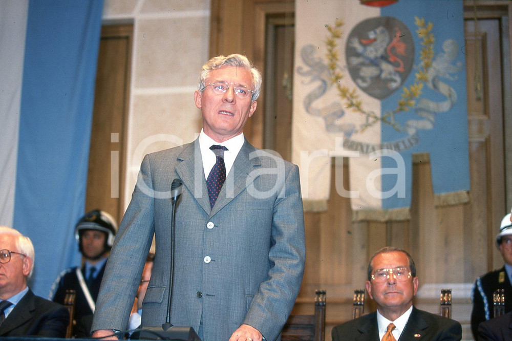 35mm vintage slide* 2000 BRESCIA sindaco Paolo CORSINI ritratto a conferenza  Diapositiva d'epoca, in formato 35 mm.CONDIZIONI: GOODNella diapositiva ICharta mette in vendita, sul negozio eBay e in esclusiva sul sito "icharta" il proprio archivio composto da numerose diapositive e negativi fotografici d'epoca, tutti originali e autentici, che attraversano la storia del costume italiano tra gli la fine degli anni Sessanta e Novanta.Si tratta di uno sguardo inedito sull'attualit&agrave;, la politica, la vita quotidiana, il gossip e la cultura, che fotografa il cambiamento della nazione in quest'ultimo scorcio del XX secolo. Un'occasione unica per il mercato del collezionismo, che vede finalmente disponibile un archivio eccezionale per vastit&agrave;, tematiche e condizioni, in un settore (il negativo fotografico e la diapositiva) di assoluta novit&agrave; e dalle interessanti prospettive di investimento. GOOD/buono   originale e autentica 1