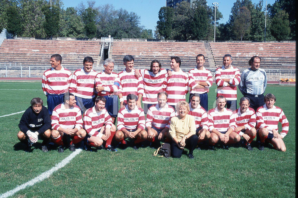 35mm vintage slide* 2000 MILANO partita calcio sindacati imprenditori in Arena 9  Diapositiva d'epoca, in formato 35 mm.CONDIZIONI: GOODNella diapositiva la squadra dei sindacati con Maria Grazia Fabrizio segreterio della Cisl Milano.Nella diapositiva ICharta mette in vendita, sul negozio eBay e in esclusiva sul sito "icharta" il proprio archivio composto da numerose diapositive e negativi fotografici d'epoca, tutti originali e autentici, che attraversano la storia del costume italiano tra gli la fine degli anni Sessanta e Novanta.Si tratta di uno sguardo inedito sull'attualit&agrave;, la politica, la vita quotidiana, il gossip e la cultura, che fotografa il cambiamento della nazione in quest'ultimo scorcio del XX secolo. Un'occasione unica per il mercato del collezionismo, che vede finalmente disponibile un archivio eccezionale per vastit&agrave;, tematiche e condizioni, in un settore (il negativo fotografico e la diapositiva) di assoluta novit&agrave; e dalle interessanti prospettive di investimento. GOOD/buono   originale e autentica 1