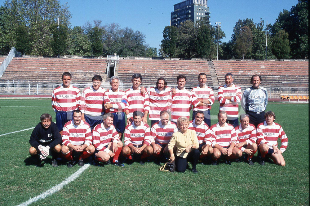 35mm vintage slide* 2000 MILANO Arena partita calcio sindacati imprenditori (11)  Diapositiva d'epoca, in formato 35 mm.CONDIZIONI: GOODNella diapositiva la squadra dei sindacati con Maria Grazia Fabrizio segreterio della Cisl Milano.Nella diapositiva ICharta mette in vendita, sul negozio eBay e in esclusiva sul sito "icharta" il proprio archivio composto da numerose diapositive e negativi fotografici d'epoca, tutti originali e autentici, che attraversano la storia del costume italiano tra gli la fine degli anni Sessanta e Novanta.Si tratta di uno sguardo inedito sull'attualit&agrave;, la politica, la vita quotidiana, il gossip e la cultura, che fotografa il cambiamento della nazione in quest'ultimo scorcio del XX secolo. Un'occasione unica per il mercato del collezionismo, che vede finalmente disponibile un archivio eccezionale per vastit&agrave;, tematiche e condizioni, in un settore (il negativo fotografico e la diapositiva) di assoluta novit&agrave; e dalle interessanti prospettive di investimento. GOOD/buono   originale e autentica 1