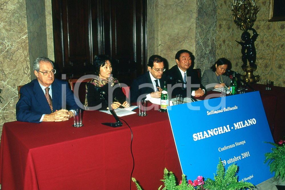 35mm vintage slide* 2001 MILANO Settimana culturale SHANGHAI-MILANO conferenza 1  Diapositiva d'epoca, in formato 35 mm.CONDIZIONI: GOODNella diapositiva appaiono accanto a Cesare Romiti l'attrice Jiao Yang e il vicesindaco di Shanghai Zhou Muyao.Nella diapositiva ICharta mette in vendita, sul negozio eBay e in esclusiva sul sito "icharta" il proprio archivio composto da numerose diapositive e negativi fotografici d'epoca, tutti originali e autentici, che attraversano la storia del costume italiano tra gli la fine degli anni Sessanta e Novanta.Si tratta di uno sguardo inedito sull'attualit&agrave;, la politica, la vita quotidiana, il gossip e la cultura, che fotografa il cambiamento della nazione in quest'ultimo scorcio del XX secolo. Un'occasione unica per il mercato del collezionismo, che vede finalmente disponibile un archivio eccezionale per vastit&agrave;, tematiche e condizioni, in un settore (il negativo fotografico e la diapositiva) di assoluta novit&agrave; e dalle interessanti prospettive di investimento. GOOD/buono   originale e autentica 1