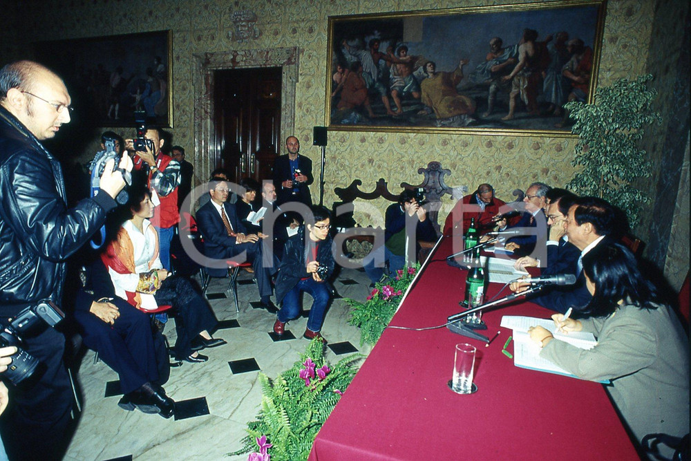 35mm vintage slide* 2001 MILANO Settimana culturale SHANGHAI-MILANO conferenza 2  Diapositiva d'epoca, in formato 35 mm.CONDIZIONI: GOODNella diapositiva appaiono accanto a Cesare Romiti l'attrice Jiao Yang e il vicesindaco di Shanghai Zhou Muyao.Nella diapositiva ICharta mette in vendita, sul negozio eBay e in esclusiva sul sito "icharta" il proprio archivio composto da numerose diapositive e negativi fotografici d'epoca, tutti originali e autentici, che attraversano la storia del costume italiano tra gli la fine degli anni Sessanta e Novanta.Si tratta di uno sguardo inedito sull'attualit&agrave;, la politica, la vita quotidiana, il gossip e la cultura, che fotografa il cambiamento della nazione in quest'ultimo scorcio del XX secolo. Un'occasione unica per il mercato del collezionismo, che vede finalmente disponibile un archivio eccezionale per vastit&agrave;, tematiche e condizioni, in un settore (il negativo fotografico e la diapositiva) di assoluta novit&agrave; e dalle interessanti prospettive di investimento. GOOD/buono   originale e autentica 1