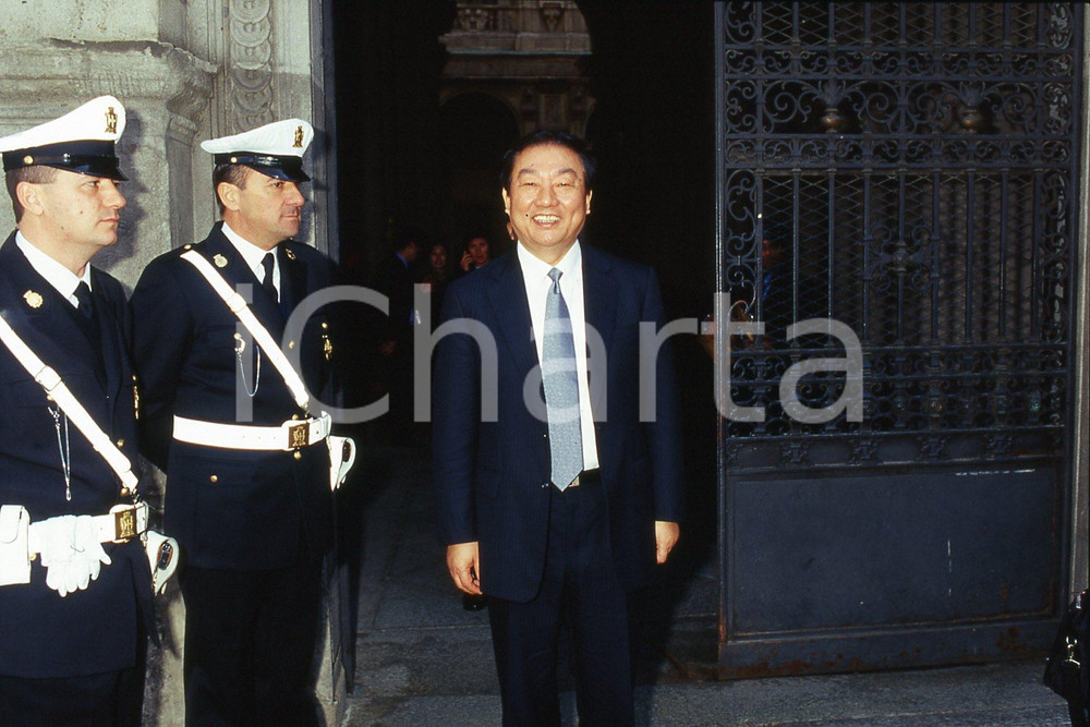 35mm vintage slide* 2001 MILANO Settimana culturale SHANGHAI-MILANO Zhou MUYAO  Diapositiva d'epoca, in formato 35 mm.CONDIZIONI: GOODNella diapositiva appare il vicesindaco di Shanghai all'uscita di Palazzo Marino.Nella diapositiva ICharta mette in vendita, sul negozio eBay e in esclusiva sul sito "icharta" il proprio archivio composto da numerose diapositive e negativi fotografici d'epoca, tutti originali e autentici, che attraversano la storia del costume italiano tra gli la fine degli anni Sessanta e Novanta.Si tratta di uno sguardo inedito sull'attualit&agrave;, la politica, la vita quotidiana, il gossip e la cultura, che fotografa il cambiamento della nazione in quest'ultimo scorcio del XX secolo. Un'occasione unica per il mercato del collezionismo, che vede finalmente disponibile un archivio eccezionale per vastit&agrave;, tematiche e condizioni, in un settore (il negativo fotografico e la diapositiva) di assoluta novit&agrave; e dalle interessanti prospettive di investimento. GOOD/buono   originale e autentica 1