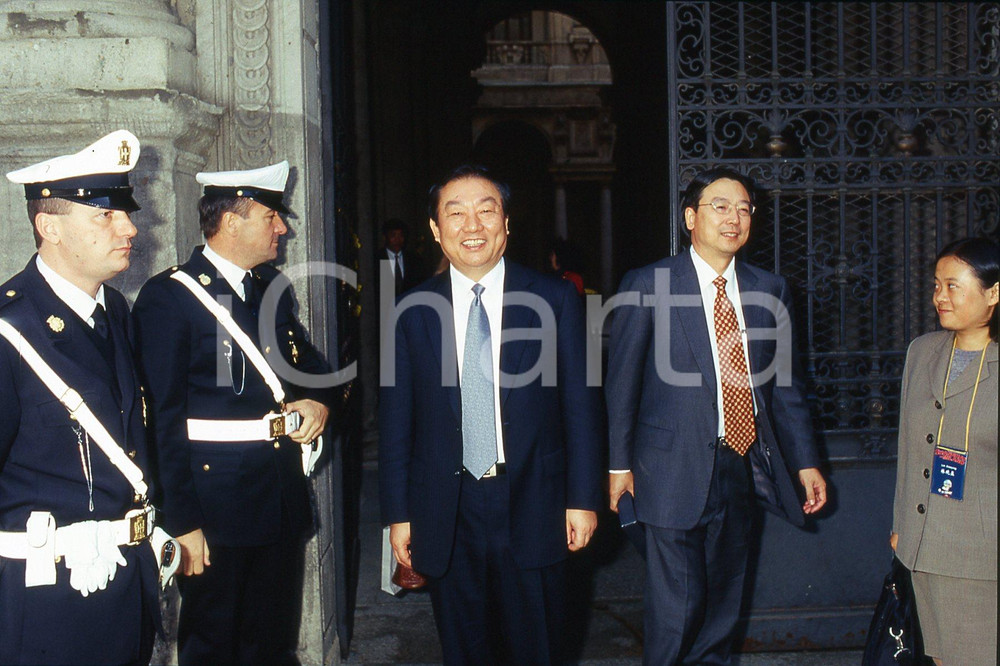 35mm vintage slide* 2001 MILANO Settimana culturale SHANGHAI-MILANO Zhou MUYAO 1  Diapositiva d'epoca, in formato 35 mm.CONDIZIONI: GOODNella diapositiva appare il vicesindaco di Shanghai all'uscita di Palazzo Marino.Nella diapositiva ICharta mette in vendita, sul negozio eBay e in esclusiva sul sito "icharta" il proprio archivio composto da numerose diapositive e negativi fotografici d'epoca, tutti originali e autentici, che attraversano la storia del costume italiano tra gli la fine degli anni Sessanta e Novanta.Si tratta di uno sguardo inedito sull'attualit&agrave;, la politica, la vita quotidiana, il gossip e la cultura, che fotografa il cambiamento della nazione in quest'ultimo scorcio del XX secolo. Un'occasione unica per il mercato del collezionismo, che vede finalmente disponibile un archivio eccezionale per vastit&agrave;, tematiche e condizioni, in un settore (il negativo fotografico e la diapositiva) di assoluta novit&agrave; e dalle interessanti prospettive di investimento. GOOD/buono   originale e autentica 1