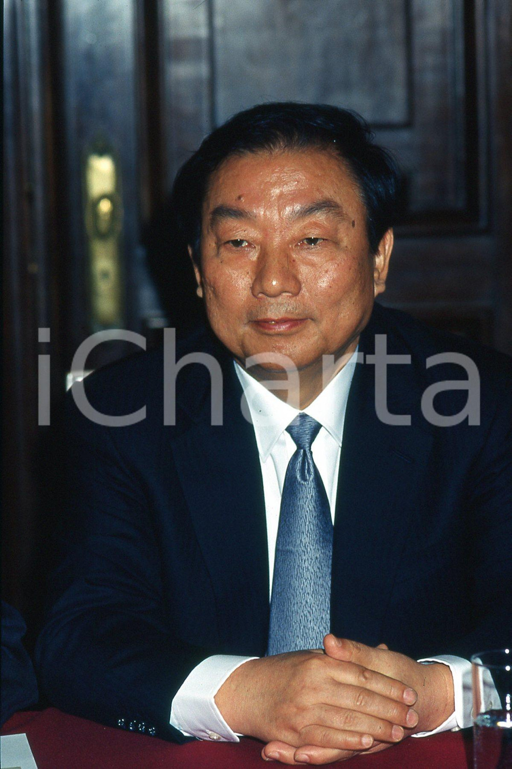 35mm vintage slide* 2001 MILANO Settimana culturale SHANGHAI-MILANO Zhou MUYAO 2  Diapositiva d'epoca, in formato 35 mm.CONDIZIONI: GOODNella diapositiva appare il vicesindaco di Shanghai all'uscita di Palazzo Marino.Nella diapositiva ICharta mette in vendita, sul negozio eBay e in esclusiva sul sito "icharta" il proprio archivio composto da numerose diapositive e negativi fotografici d'epoca, tutti originali e autentici, che attraversano la storia del costume italiano tra gli la fine degli anni Sessanta e Novanta.Si tratta di uno sguardo inedito sull'attualit&agrave;, la politica, la vita quotidiana, il gossip e la cultura, che fotografa il cambiamento della nazione in quest'ultimo scorcio del XX secolo. Un'occasione unica per il mercato del collezionismo, che vede finalmente disponibile un archivio eccezionale per vastit&agrave;, tematiche e condizioni, in un settore (il negativo fotografico e la diapositiva) di assoluta novit&agrave; e dalle interessanti prospettive di investimento. GOOD/buono   originale e autentica 1