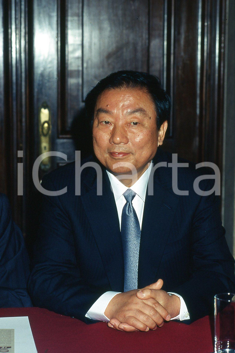 35mm vintage slide* 2001 MILANO Settimana culturale SHANGHAI-MILANO Zhou MUYAO 4  Diapositiva d'epoca, in formato 35 mm.CONDIZIONI: GOODNella diapositiva appare il vicesindaco alla conferenza stampa a Palazzo Marino.Nella diapositiva ICharta mette in vendita, sul negozio eBay e in esclusiva sul sito "icharta" il proprio archivio composto da numerose diapositive e negativi fotografici d'epoca, tutti originali e autentici, che attraversano la storia del costume italiano tra gli la fine degli anni Sessanta e Novanta.Si tratta di uno sguardo inedito sull'attualit&agrave;, la politica, la vita quotidiana, il gossip e la cultura, che fotografa il cambiamento della nazione in quest'ultimo scorcio del XX secolo. Un'occasione unica per il mercato del collezionismo, che vede finalmente disponibile un archivio eccezionale per vastit&agrave;, tematiche e condizioni, in un settore (il negativo fotografico e la diapositiva) di assoluta novit&agrave; e dalle interessanti prospettive di investimento. GOOD/buono   originale e autentica 1