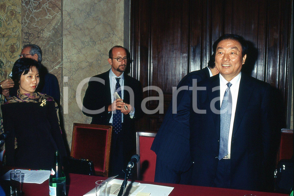 35mm vintage slide* 2001 MILANO Settimana culturale SHANGHAI-MILANO Zhou MUYAO 5  Diapositiva d'epoca, in formato 35 mm.CONDIZIONI: GOODNella diapositiva appare il vicesindaco di Shanghai e l'attrice Jiao Yang alla conferenza stampa a Palazzo Marino.Nella diapositiva ICharta mette in vendita, sul negozio eBay e in esclusiva sul sito "icharta" il proprio archivio composto da numerose diapositive e negativi fotografici d'epoca, tutti originali e autentici, che attraversano la storia del costume italiano tra gli la fine degli anni Sessanta e Novanta.Si tratta di uno sguardo inedito sull'attualit&agrave;, la politica, la vita quotidiana, il gossip e la cultura, che fotografa il cambiamento della nazione in quest'ultimo scorcio del XX secolo. Un'occasione unica per il mercato del collezionismo, che vede finalmente disponibile un archivio eccezionale per vastit&agrave;, tematiche e condizioni, in un settore (il negativo fotografico e la diapositiva) di assoluta novit&agrave; e dalle interessanti prospettive di investimento. GOOD/buono   originale e autentica 1