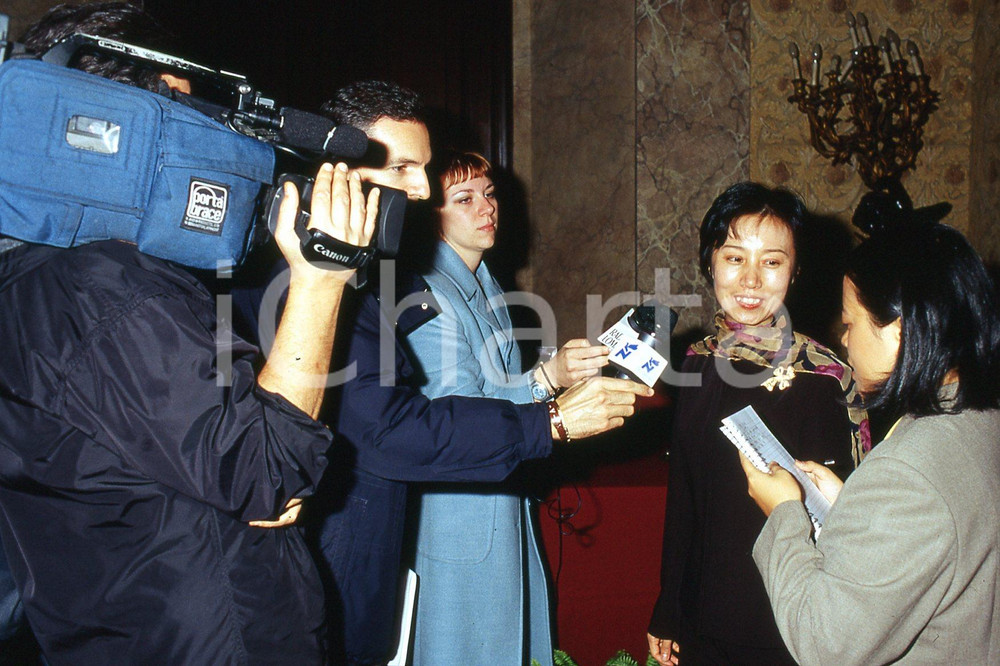 35mm vintage slide* 2001 MILANO Settimana culturale SHANGHAI-MILANO Jiao YANG  Diapositiva d'epoca, in formato 35 mm.CONDIZIONI: GOODNella diapositiva appare alla conferenza stampa a Palazzo Marino.Nella diapositiva ICharta mette in vendita, sul negozio eBay e in esclusiva sul sito "icharta" il proprio archivio composto da numerose diapositive e negativi fotografici d'epoca, tutti originali e autentici, che attraversano la storia del costume italiano tra gli la fine degli anni Sessanta e Novanta.Si tratta di uno sguardo inedito sull'attualit&agrave;, la politica, la vita quotidiana, il gossip e la cultura, che fotografa il cambiamento della nazione in quest'ultimo scorcio del XX secolo. Un'occasione unica per il mercato del collezionismo, che vede finalmente disponibile un archivio eccezionale per vastit&agrave;, tematiche e condizioni, in un settore (il negativo fotografico e la diapositiva) di assoluta novit&agrave; e dalle interessanti prospettive di investimento. GOOD/buono   originale e autentica 1