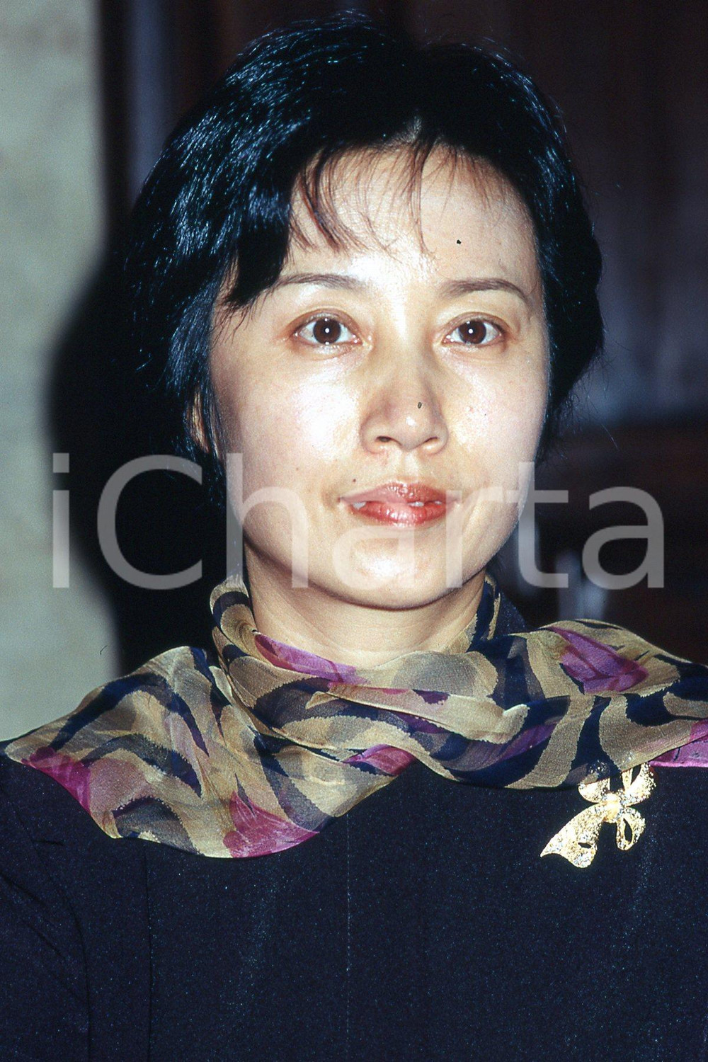 35mm vintage slide* 2001 MILANO Settimana culturale SHANGHAI-MILANO Jiao YANG 1  Diapositiva d'epoca, in formato 35 mm.CONDIZIONI: GOODNella diapositiva appare alla conferenza stampa a Palazzo Marino.Nella diapositiva ICharta mette in vendita, sul negozio eBay e in esclusiva sul sito "icharta" il proprio archivio composto da numerose diapositive e negativi fotografici d'epoca, tutti originali e autentici, che attraversano la storia del costume italiano tra gli la fine degli anni Sessanta e Novanta.Si tratta di uno sguardo inedito sull'attualit&agrave;, la politica, la vita quotidiana, il gossip e la cultura, che fotografa il cambiamento della nazione in quest'ultimo scorcio del XX secolo. Un'occasione unica per il mercato del collezionismo, che vede finalmente disponibile un archivio eccezionale per vastit&agrave;, tematiche e condizioni, in un settore (il negativo fotografico e la diapositiva) di assoluta novit&agrave; e dalle interessanti prospettive di investimento. GOOD/buono   originale e autentica 1