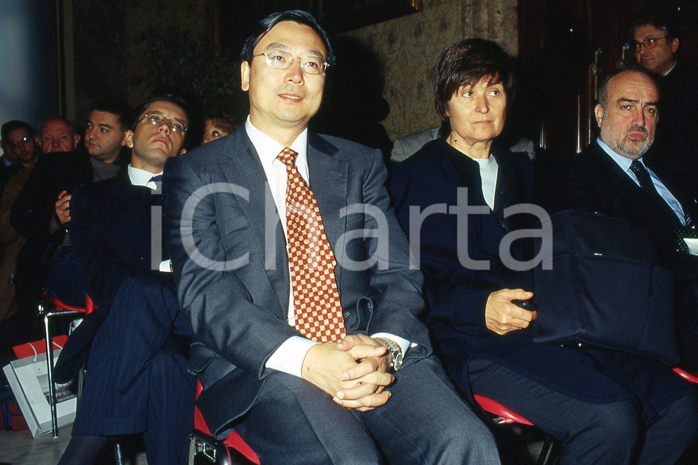 35mm vintage slide 2001 MILANO Settimana culturale SHANGHAI-MILANO Yang GUOQIANG  Diapositiva d'epoca, in formato 35 mm.CONDIZIONI: GOODNella diapositiva appare il vice presidente affari esteri alla conferenza stampa a Palazzo Marino.Nella diapositiva ICharta mette in vendita, sul negozio eBay e in esclusiva sul sito "icharta" il proprio archivio composto da numerose diapositive e negativi fotografici d'epoca, tutti originali e autentici, che attraversano la storia del costume italiano tra gli la fine degli anni Sessanta e Novanta.Si tratta di uno sguardo inedito sull'attualit&agrave;, la politica, la vita quotidiana, il gossip e la cultura, che fotografa il cambiamento della nazione in quest'ultimo scorcio del XX secolo. Un'occasione unica per il mercato del collezionismo, che vede finalmente disponibile un archivio eccezionale per vastit&agrave;, tematiche e condizioni, in un settore (il negativo fotografico e la diapositiva) di assoluta novit&agrave; e dalle interessanti prospettive di investimento. GOOD/buono   originale e autentica 1