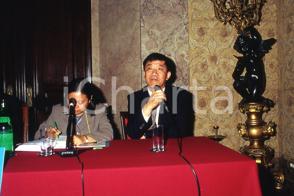 35mm vintage slide* 2001 MILANO Settimana culturale SHANGHAI-MILANO Yao MINBAO  Diapositiva d'epoca, in formato 35 mm.CONDIZIONI: GOODNella diapositiva appare l'assessore al turismo di Shanghai alla conferenza stampa a Palazzo Marino.Nella diapositiva ICharta mette in vendita, sul negozio eBay e in esclusiva sul sito "icharta" il proprio archivio composto da numerose diapositive e negativi fotografici d'epoca, tutti originali e autentici, che attraversano la storia del costume italiano tra gli la fine degli anni Sessanta e Novanta.Si tratta di uno sguardo inedito sull'attualit&agrave;, la politica, la vita quotidiana, il gossip e la cultura, che fotografa il cambiamento della nazione in quest'ultimo scorcio del XX secolo. Un'occasione unica per il mercato del collezionismo, che vede finalmente disponibile un archivio eccezionale per vastit&agrave;, tematiche e condizioni, in un settore (il negativo fotografico e la diapositiva) di assoluta novit&agrave; e dalle interessanti prospettive di investimento. GOOD/buono   originale e autentica 1