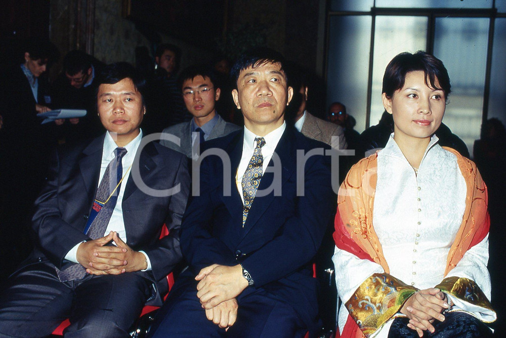 35mm vintage slide* 2001 MILANO Settimana culturale SHANGHAI-MILANO Yao MINBAO 1  Diapositiva d'epoca, in formato 35 mm.CONDIZIONI: GOODNella diapositiva appare l'assessore al turismo di Shanghai alla conferenza stampa a Palazzo Marino.Nella diapositiva ICharta mette in vendita, sul negozio eBay e in esclusiva sul sito "icharta" il proprio archivio composto da numerose diapositive e negativi fotografici d'epoca, tutti originali e autentici, che attraversano la storia del costume italiano tra gli la fine degli anni Sessanta e Novanta.Si tratta di uno sguardo inedito sull'attualit&agrave;, la politica, la vita quotidiana, il gossip e la cultura, che fotografa il cambiamento della nazione in quest'ultimo scorcio del XX secolo. Un'occasione unica per il mercato del collezionismo, che vede finalmente disponibile un archivio eccezionale per vastit&agrave;, tematiche e condizioni, in un settore (il negativo fotografico e la diapositiva) di assoluta novit&agrave; e dalle interessanti prospettive di investimento. GOOD/buono   originale e autentica 1