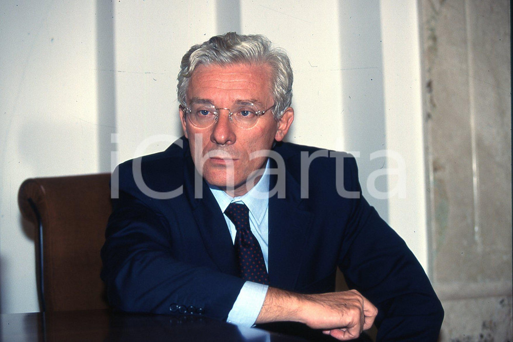 35mm vintage slide* 2000 BRESCIA sindaco Paolo CORSINI ritratto (13)  Diapositiva d'epoca, in formato 35 mm.CONDIZIONI: GOODNella diapositiva ICharta mette in vendita, sul negozio eBay e in esclusiva sul sito "icharta" il proprio archivio composto da numerose diapositive e negativi fotografici d'epoca, tutti originali e autentici, che attraversano la storia del costume italiano tra gli la fine degli anni Sessanta e Novanta.Si tratta di uno sguardo inedito sull'attualit&agrave;, la politica, la vita quotidiana, il gossip e la cultura, che fotografa il cambiamento della nazione in quest'ultimo scorcio del XX secolo. Un'occasione unica per il mercato del collezionismo, che vede finalmente disponibile un archivio eccezionale per vastit&agrave;, tematiche e condizioni, in un settore (il negativo fotografico e la diapositiva) di assoluta novit&agrave; e dalle interessanti prospettive di investimento. GOOD/buono   originale e autentica 1