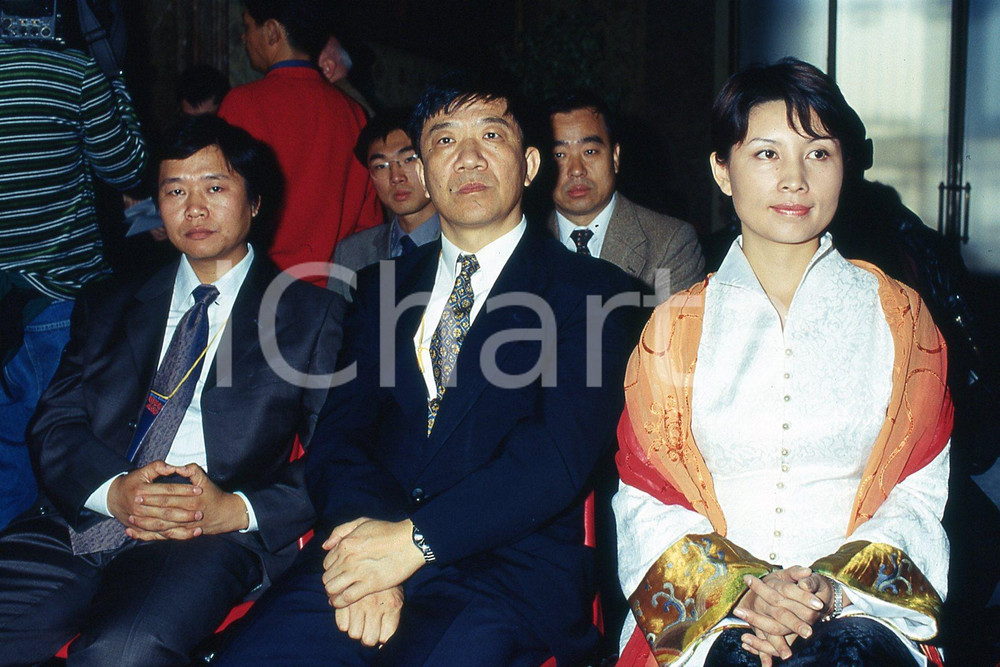 35mm vintage slide* 2001 MILANO Settimana culturale SHANGHAI-MILANO Yao MINBAO 2  Diapositiva d'epoca, in formato 35 mm.CONDIZIONI: GOODNella diapositiva appare l'assessore al turismo di Shanghai alla conferenza stampa a Palazzo Marino.Nella diapositiva ICharta mette in vendita, sul negozio eBay e in esclusiva sul sito "icharta" il proprio archivio composto da numerose diapositive e negativi fotografici d'epoca, tutti originali e autentici, che attraversano la storia del costume italiano tra gli la fine degli anni Sessanta e Novanta.Si tratta di uno sguardo inedito sull'attualit&agrave;, la politica, la vita quotidiana, il gossip e la cultura, che fotografa il cambiamento della nazione in quest'ultimo scorcio del XX secolo. Un'occasione unica per il mercato del collezionismo, che vede finalmente disponibile un archivio eccezionale per vastit&agrave;, tematiche e condizioni, in un settore (il negativo fotografico e la diapositiva) di assoluta novit&agrave; e dalle interessanti prospettive di investimento. GOOD/buono   originale e autentica 1