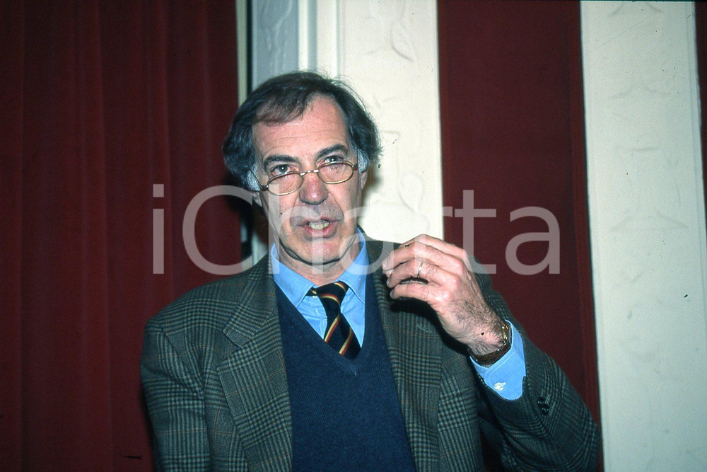 35mm vintage slide* 1990 ca ITALIA COSTUME Salvatore VECA in convegno (1)  Diapositiva d'epoca, in formato 35 mm.CONDIZIONI: GOODNella diapositiva ICharta mette in vendita, sul negozio eBay e in esclusiva sul sito "icharta" il proprio archivio composto da numerose diapositive e negativi fotografici d'epoca, tutti originali e autentici, che attraversano la storia del costume italiano tra gli la fine degli anni Sessanta e Novanta.Si tratta di uno sguardo inedito sull'attualit&agrave;, la politica, la vita quotidiana, il gossip e la cultura, che fotografa il cambiamento della nazione in quest'ultimo scorcio del XX secolo. Un'occasione unica per il mercato del collezionismo, che vede finalmente disponibile un archivio eccezionale per vastit&agrave;, tematiche e condizioni, in un settore (il negativo fotografico e la diapositiva) di assoluta novit&agrave; e dalle interessanti prospettive di investimento. GOOD/buono   originale e autentica 1