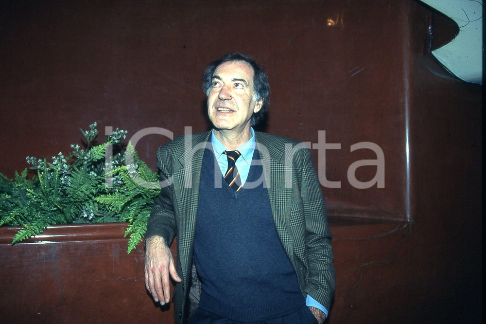 35mm vintage slide* 1990 ca ITALIA COSTUME Salvatore VECA in convegno (2)  Diapositiva d'epoca, in formato 35 mm.CONDIZIONI: GOODNella diapositiva ICharta mette in vendita, sul negozio eBay e in esclusiva sul sito "icharta" il proprio archivio composto da numerose diapositive e negativi fotografici d'epoca, tutti originali e autentici, che attraversano la storia del costume italiano tra gli la fine degli anni Sessanta e Novanta.Si tratta di uno sguardo inedito sull'attualit&agrave;, la politica, la vita quotidiana, il gossip e la cultura, che fotografa il cambiamento della nazione in quest'ultimo scorcio del XX secolo. Un'occasione unica per il mercato del collezionismo, che vede finalmente disponibile un archivio eccezionale per vastit&agrave;, tematiche e condizioni, in un settore (il negativo fotografico e la diapositiva) di assoluta novit&agrave; e dalle interessanti prospettive di investimento. GOOD/buono   originale e autentica 1