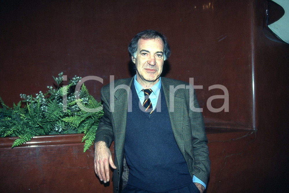 35mm vintage slide* 1990 ca ITALIA COSTUME Salvatore VECA in convegno (3)  Diapositiva d'epoca, in formato 35 mm.CONDIZIONI: GOODNella diapositiva ICharta mette in vendita, sul negozio eBay e in esclusiva sul sito "icharta" il proprio archivio composto da numerose diapositive e negativi fotografici d'epoca, tutti originali e autentici, che attraversano la storia del costume italiano tra gli la fine degli anni Sessanta e Novanta.Si tratta di uno sguardo inedito sull'attualit&agrave;, la politica, la vita quotidiana, il gossip e la cultura, che fotografa il cambiamento della nazione in quest'ultimo scorcio del XX secolo. Un'occasione unica per il mercato del collezionismo, che vede finalmente disponibile un archivio eccezionale per vastit&agrave;, tematiche e condizioni, in un settore (il negativo fotografico e la diapositiva) di assoluta novit&agrave; e dalle interessanti prospettive di investimento. GOOD/buono   originale e autentica 1