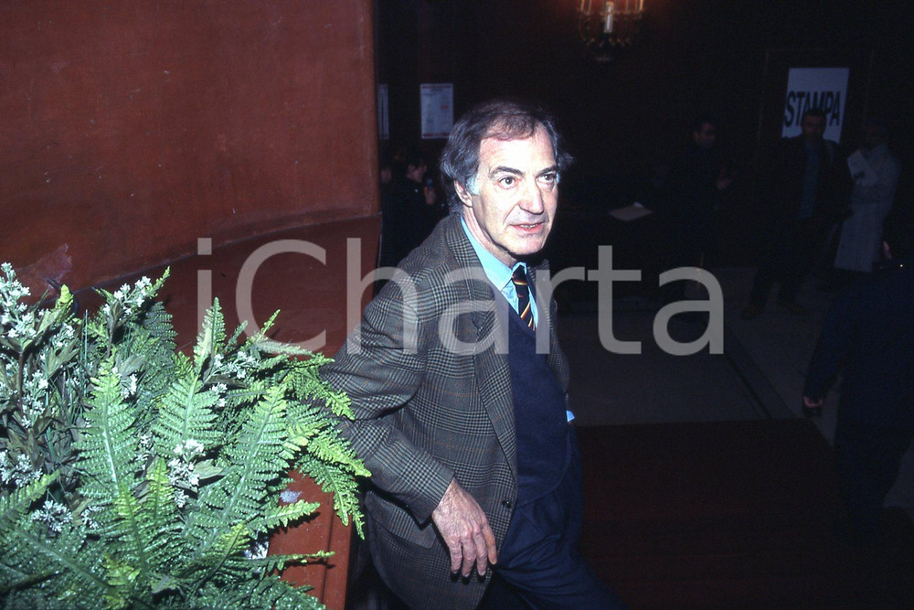 35mm vintage slide* 1990 ca ITALIA COSTUME Salvatore VECA in convegno (5)  Diapositiva d'epoca, in formato 35 mm.CONDIZIONI: GOODNella diapositiva ICharta mette in vendita, sul negozio eBay e in esclusiva sul sito "icharta" il proprio archivio composto da numerose diapositive e negativi fotografici d'epoca, tutti originali e autentici, che attraversano la storia del costume italiano tra gli la fine degli anni Sessanta e Novanta.Si tratta di uno sguardo inedito sull'attualit&agrave;, la politica, la vita quotidiana, il gossip e la cultura, che fotografa il cambiamento della nazione in quest'ultimo scorcio del XX secolo. Un'occasione unica per il mercato del collezionismo, che vede finalmente disponibile un archivio eccezionale per vastit&agrave;, tematiche e condizioni, in un settore (il negativo fotografico e la diapositiva) di assoluta novit&agrave; e dalle interessanti prospettive di investimento. GOOD/buono   originale e autentica 1