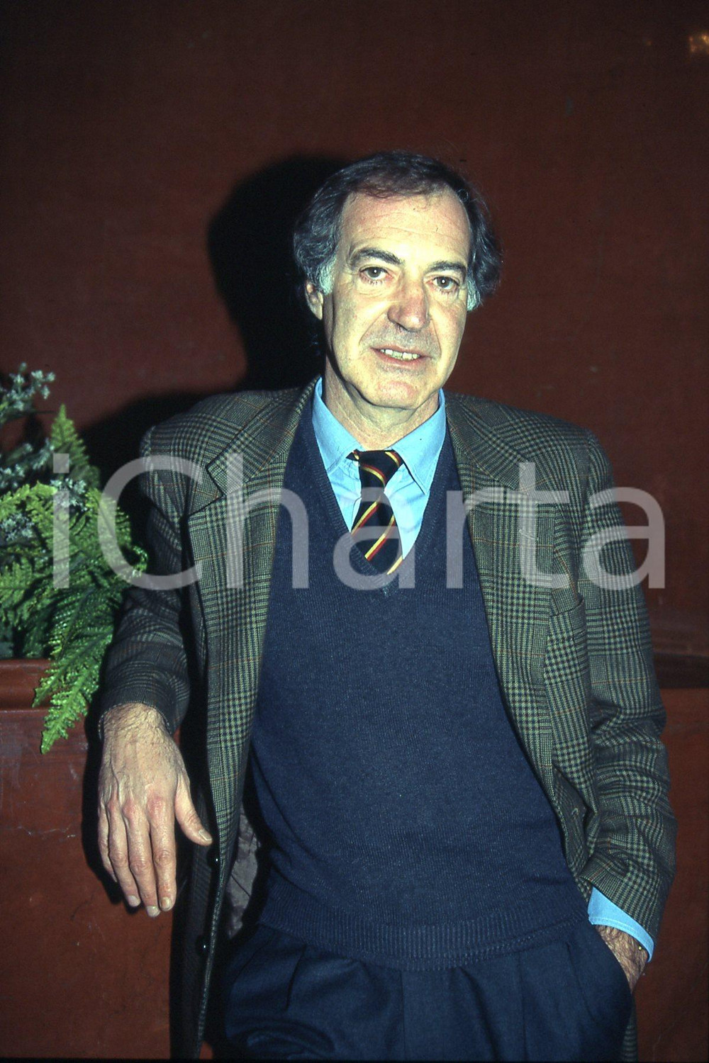35mm vintage slide* 1990 ca ITALIA COSTUME Salvatore VECA in convegno (6)  Diapositiva d'epoca, in formato 35 mm.CONDIZIONI: GOODNella diapositiva ICharta mette in vendita, sul negozio eBay e in esclusiva sul sito "icharta" il proprio archivio composto da numerose diapositive e negativi fotografici d'epoca, tutti originali e autentici, che attraversano la storia del costume italiano tra gli la fine degli anni Sessanta e Novanta.Si tratta di uno sguardo inedito sull'attualit&agrave;, la politica, la vita quotidiana, il gossip e la cultura, che fotografa il cambiamento della nazione in quest'ultimo scorcio del XX secolo. Un'occasione unica per il mercato del collezionismo, che vede finalmente disponibile un archivio eccezionale per vastit&agrave;, tematiche e condizioni, in un settore (il negativo fotografico e la diapositiva) di assoluta novit&agrave; e dalle interessanti prospettive di investimento. GOOD/buono   originale e autentica 1