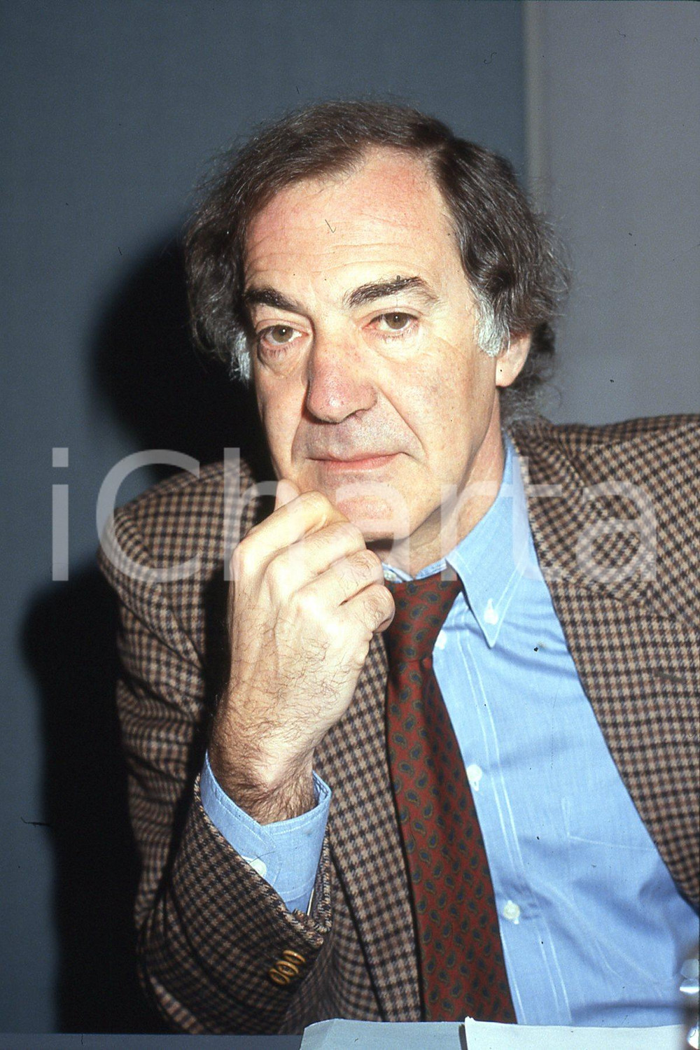 35mm vintage slide* 1993 MILANO Salvatore VECA ritratto a convegno Politeia  Diapositiva d'epoca, in formato 35 mm.CONDIZIONI: GOODDiapositiva realizzata durante il convegno internazionale sul tema "Etica pubblica, Mercato, Istituzioni".Nella diapositiva ICharta mette in vendita, sul negozio eBay e in esclusiva sul sito "icharta" il proprio archivio composto da numerose diapositive e negativi fotografici d'epoca, tutti originali e autentici, che attraversano la storia del costume italiano tra gli la fine degli anni Sessanta e Novanta.Si tratta di uno sguardo inedito sull'attualit&agrave;, la politica, la vita quotidiana, il gossip e la cultura, che fotografa il cambiamento della nazione in quest'ultimo scorcio del XX secolo. Un'occasione unica per il mercato del collezionismo, che vede finalmente disponibile un archivio eccezionale per vastit&agrave;, tematiche e condizioni, in un settore (il negativo fotografico e la diapositiva) di assoluta novit&agrave; e dalle interessanti prospettive di investimento. GOOD/buono   originale e autentica 1