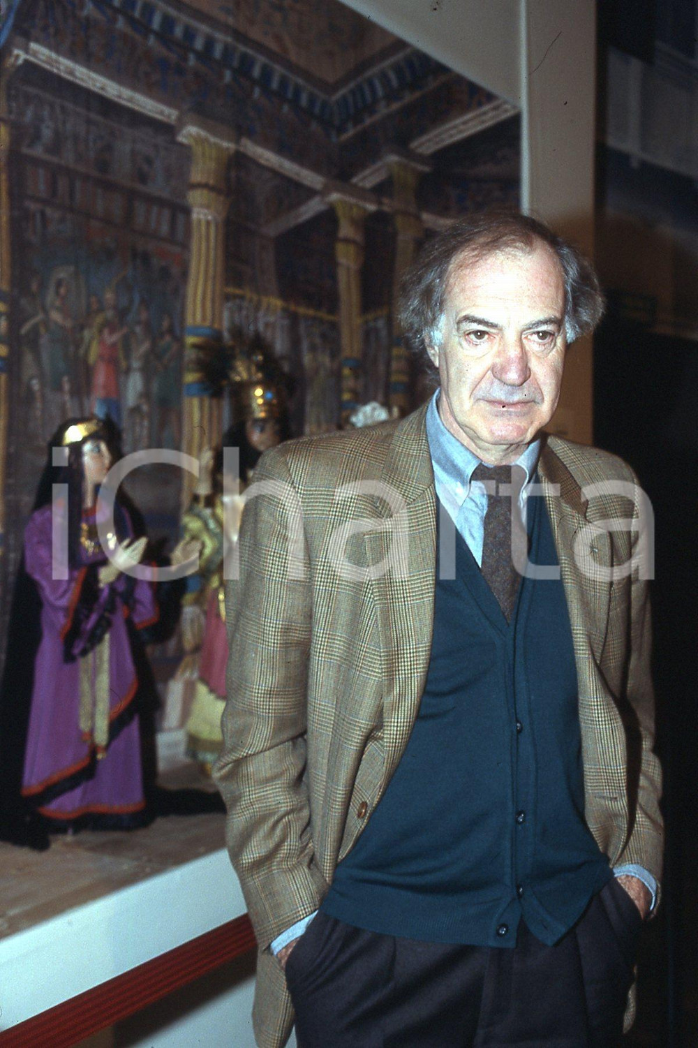 35mm vintage slide* 1990 ca ITALIA COSTUME Salvatore VECA tra marionette  Diapositiva d'epoca, in formato 35 mm.CONDIZIONI: GOODNella diapositiva ICharta mette in vendita, sul negozio eBay e in esclusiva sul sito "icharta" il proprio archivio composto da numerose diapositive e negativi fotografici d'epoca, tutti originali e autentici, che attraversano la storia del costume italiano tra gli la fine degli anni Sessanta e Novanta.Si tratta di uno sguardo inedito sull'attualit&agrave;, la politica, la vita quotidiana, il gossip e la cultura, che fotografa il cambiamento della nazione in quest'ultimo scorcio del XX secolo. Un'occasione unica per il mercato del collezionismo, che vede finalmente disponibile un archivio eccezionale per vastit&agrave;, tematiche e condizioni, in un settore (il negativo fotografico e la diapositiva) di assoluta novit&agrave; e dalle interessanti prospettive di investimento. GOOD/buono   originale e autentica 1