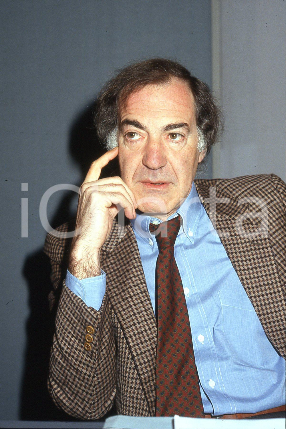 35mm vintage slide* 1993 MILANO Salvatore VECA ritratto a convegno Politeia (1)  Diapositiva d'epoca, in formato 35 mm.CONDIZIONI: GOODDiapositiva realizzata durante il convegno internazionale sul tema "Etica pubblica, Mercato, Istituzioni".Nella diapositiva ICharta mette in vendita, sul negozio eBay e in esclusiva sul sito "icharta" il proprio archivio composto da numerose diapositive e negativi fotografici d'epoca, tutti originali e autentici, che attraversano la storia del costume italiano tra gli la fine degli anni Sessanta e Novanta.Si tratta di uno sguardo inedito sull'attualit&agrave;, la politica, la vita quotidiana, il gossip e la cultura, che fotografa il cambiamento della nazione in quest'ultimo scorcio del XX secolo. Un'occasione unica per il mercato del collezionismo, che vede finalmente disponibile un archivio eccezionale per vastit&agrave;, tematiche e condizioni, in un settore (il negativo fotografico e la diapositiva) di assoluta novit&agrave; e dalle interessanti prospettive di investimento. GOOD/buono   originale e autentica 1