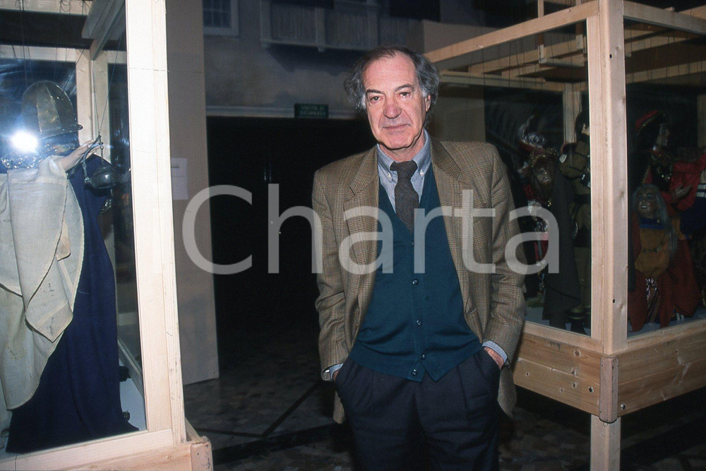 35mm vintage slide* 1990 ca ITALIA COSTUME Salvatore VECA tra marionette (1)  Diapositiva d'epoca, in formato 35 mm.CONDIZIONI: GOODNella diapositiva ICharta mette in vendita, sul negozio eBay e in esclusiva sul sito "icharta" il proprio archivio composto da numerose diapositive e negativi fotografici d'epoca, tutti originali e autentici, che attraversano la storia del costume italiano tra gli la fine degli anni Sessanta e Novanta.Si tratta di uno sguardo inedito sull'attualit&agrave;, la politica, la vita quotidiana, il gossip e la cultura, che fotografa il cambiamento della nazione in quest'ultimo scorcio del XX secolo. Un'occasione unica per il mercato del collezionismo, che vede finalmente disponibile un archivio eccezionale per vastit&agrave;, tematiche e condizioni, in un settore (il negativo fotografico e la diapositiva) di assoluta novit&agrave; e dalle interessanti prospettive di investimento. GOOD/buono   originale e autentica 1