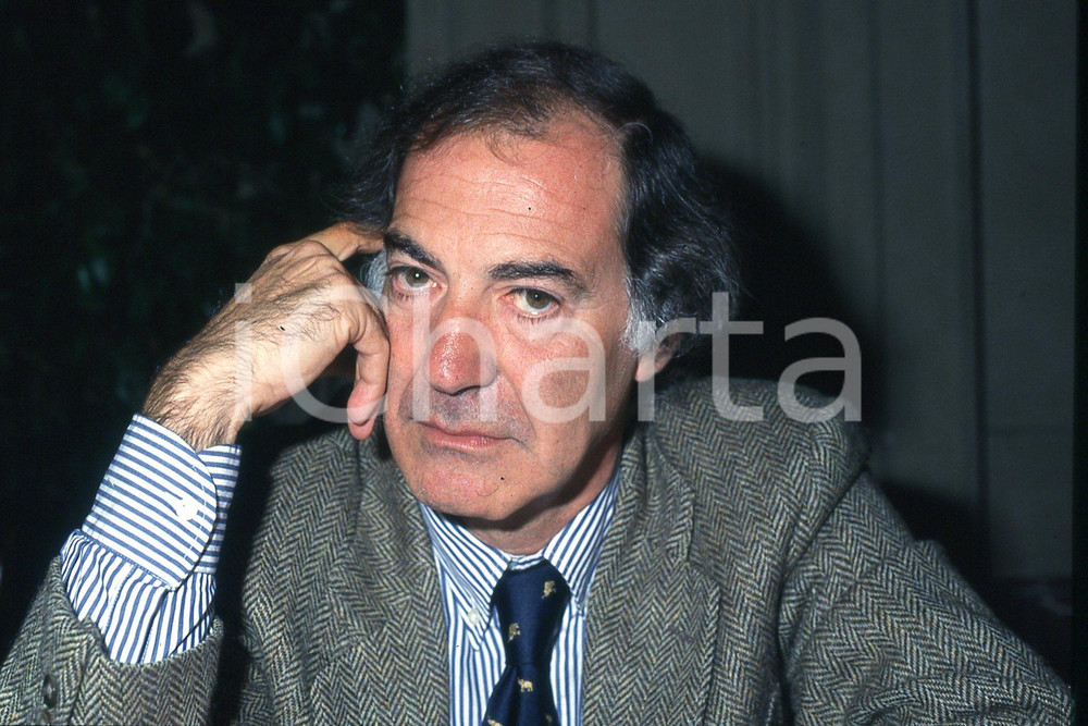 35mm vintage slide* 1993 MILANO Salvatore VECA ritratto a convegno Politeia (3)  Diapositiva d'epoca, in formato 35 mm.CONDIZIONI: GOODDiapositiva realizzata durante il convegno internazionale sul tema "Etica pubblica, Mercato, Istituzioni".Nella diapositiva ICharta mette in vendita, sul negozio eBay e in esclusiva sul sito "icharta" il proprio archivio composto da numerose diapositive e negativi fotografici d'epoca, tutti originali e autentici, che attraversano la storia del costume italiano tra gli la fine degli anni Sessanta e Novanta.Si tratta di uno sguardo inedito sull'attualit&agrave;, la politica, la vita quotidiana, il gossip e la cultura, che fotografa il cambiamento della nazione in quest'ultimo scorcio del XX secolo. Un'occasione unica per il mercato del collezionismo, che vede finalmente disponibile un archivio eccezionale per vastit&agrave;, tematiche e condizioni, in un settore (il negativo fotografico e la diapositiva) di assoluta novit&agrave; e dalle interessanti prospettive di investimento. GOOD/buono   originale e autentica 1