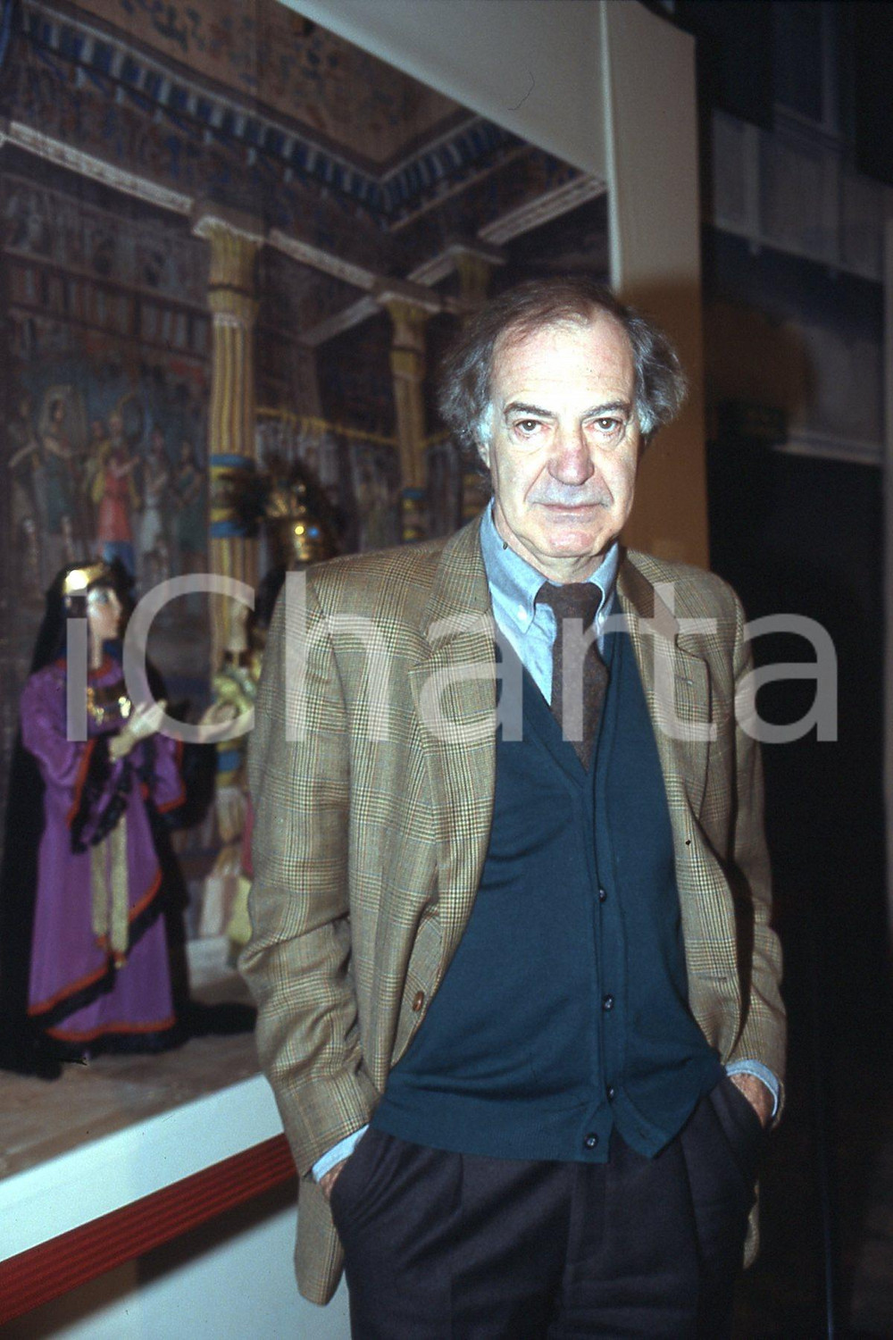 35mm vintage slide* 1990 ca ITALIA COSTUME Salvatore VECA tra marionette (3)  Diapositiva d'epoca, in formato 35 mm.CONDIZIONI: GOODNella diapositiva ICharta mette in vendita, sul negozio eBay e in esclusiva sul sito "icharta" il proprio archivio composto da numerose diapositive e negativi fotografici d'epoca, tutti originali e autentici, che attraversano la storia del costume italiano tra gli la fine degli anni Sessanta e Novanta.Si tratta di uno sguardo inedito sull'attualit&agrave;, la politica, la vita quotidiana, il gossip e la cultura, che fotografa il cambiamento della nazione in quest'ultimo scorcio del XX secolo. Un'occasione unica per il mercato del collezionismo, che vede finalmente disponibile un archivio eccezionale per vastit&agrave;, tematiche e condizioni, in un settore (il negativo fotografico e la diapositiva) di assoluta novit&agrave; e dalle interessanti prospettive di investimento. GOOD/buono   originale e autentica 1