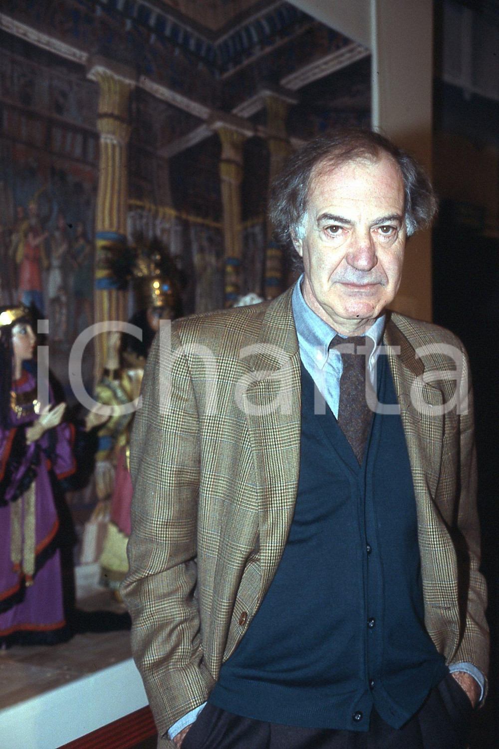 35mm vintage slide* 1990 ca ITALIA COSTUME Salvatore VECA tra marionette (4)  Diapositiva d'epoca, in formato 35 mm.CONDIZIONI: GOODNella diapositiva ICharta mette in vendita, sul negozio eBay e in esclusiva sul sito "icharta" il proprio archivio composto da numerose diapositive e negativi fotografici d'epoca, tutti originali e autentici, che attraversano la storia del costume italiano tra gli la fine degli anni Sessanta e Novanta.Si tratta di uno sguardo inedito sull'attualit&agrave;, la politica, la vita quotidiana, il gossip e la cultura, che fotografa il cambiamento della nazione in quest'ultimo scorcio del XX secolo. Un'occasione unica per il mercato del collezionismo, che vede finalmente disponibile un archivio eccezionale per vastit&agrave;, tematiche e condizioni, in un settore (il negativo fotografico e la diapositiva) di assoluta novit&agrave; e dalle interessanti prospettive di investimento. GOOD/buono   originale e autentica 1