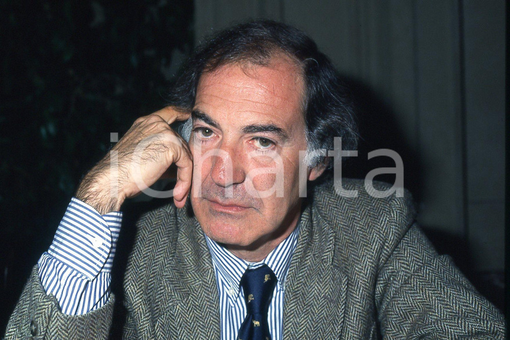 35mm vintage slide* 1993 MILANO Salvatore VECA ritratto a convegno Politeia (5)  Diapositiva d'epoca, in formato 35 mm.CONDIZIONI: GOODDiapositiva realizzata durante il convegno internazionale sul tema "Etica pubblica, Mercato, Istituzioni".Nella diapositiva ICharta mette in vendita, sul negozio eBay e in esclusiva sul sito "icharta" il proprio archivio composto da numerose diapositive e negativi fotografici d'epoca, tutti originali e autentici, che attraversano la storia del costume italiano tra gli la fine degli anni Sessanta e Novanta.Si tratta di uno sguardo inedito sull'attualit&agrave;, la politica, la vita quotidiana, il gossip e la cultura, che fotografa il cambiamento della nazione in quest'ultimo scorcio del XX secolo. Un'occasione unica per il mercato del collezionismo, che vede finalmente disponibile un archivio eccezionale per vastit&agrave;, tematiche e condizioni, in un settore (il negativo fotografico e la diapositiva) di assoluta novit&agrave; e dalle interessanti prospettive di investimento. GOOD/buono   originale e autentica 1