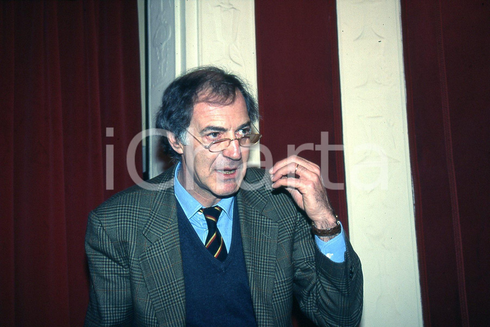 35mm vintage slide* 1990 ca ITALIA COSTUME Salvatore VECA in convegno  Diapositiva d'epoca, in formato 35 mm.CONDIZIONI: GOODNella diapositiva ICharta mette in vendita, sul negozio eBay e in esclusiva sul sito "icharta" il proprio archivio composto da numerose diapositive e negativi fotografici d'epoca, tutti originali e autentici, che attraversano la storia del costume italiano tra gli la fine degli anni Sessanta e Novanta.Si tratta di uno sguardo inedito sull'attualit&agrave;, la politica, la vita quotidiana, il gossip e la cultura, che fotografa il cambiamento della nazione in quest'ultimo scorcio del XX secolo. Un'occasione unica per il mercato del collezionismo, che vede finalmente disponibile un archivio eccezionale per vastit&agrave;, tematiche e condizioni, in un settore (il negativo fotografico e la diapositiva) di assoluta novit&agrave; e dalle interessanti prospettive di investimento. GOOD/buono   originale e autentica 1