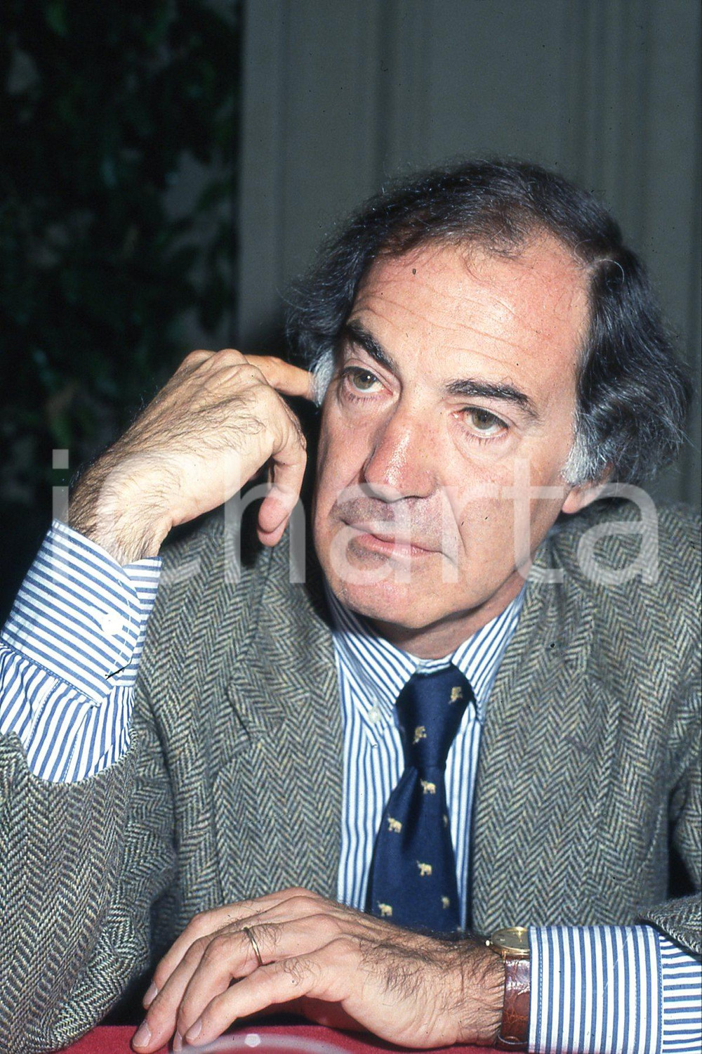 35mm vintage slide* 1993 MILANO Salvatore VECA ritratto a convegno Politeia (6)  Diapositiva d'epoca, in formato 35 mm.CONDIZIONI: GOODDiapositiva realizzata durante il convegno internazionale sul tema "Etica pubblica, Mercato, Istituzioni".Nella diapositiva ICharta mette in vendita, sul negozio eBay e in esclusiva sul sito "icharta" il proprio archivio composto da numerose diapositive e negativi fotografici d'epoca, tutti originali e autentici, che attraversano la storia del costume italiano tra gli la fine degli anni Sessanta e Novanta.Si tratta di uno sguardo inedito sull'attualit&agrave;, la politica, la vita quotidiana, il gossip e la cultura, che fotografa il cambiamento della nazione in quest'ultimo scorcio del XX secolo. Un'occasione unica per il mercato del collezionismo, che vede finalmente disponibile un archivio eccezionale per vastit&agrave;, tematiche e condizioni, in un settore (il negativo fotografico e la diapositiva) di assoluta novit&agrave; e dalle interessanti prospettive di investimento. GOOD/buono   originale e autentica 1