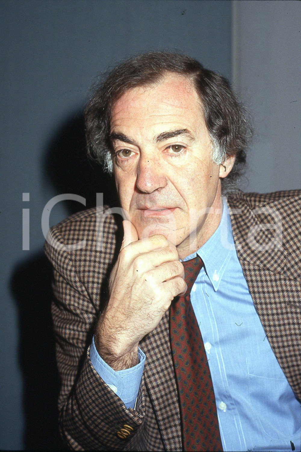 35mm vintage slide* 1993 MILANO Salvatore VECA ritratto a convegno Politeia (7)  Diapositiva d'epoca, in formato 35 mm.CONDIZIONI: GOODDiapositiva realizzata durante il convegno internazionale sul tema "Etica pubblica, Mercato, Istituzioni".Nella diapositiva ICharta mette in vendita, sul negozio eBay e in esclusiva sul sito "icharta" il proprio archivio composto da numerose diapositive e negativi fotografici d'epoca, tutti originali e autentici, che attraversano la storia del costume italiano tra gli la fine degli anni Sessanta e Novanta.Si tratta di uno sguardo inedito sull'attualit&agrave;, la politica, la vita quotidiana, il gossip e la cultura, che fotografa il cambiamento della nazione in quest'ultimo scorcio del XX secolo. Un'occasione unica per il mercato del collezionismo, che vede finalmente disponibile un archivio eccezionale per vastit&agrave;, tematiche e condizioni, in un settore (il negativo fotografico e la diapositiva) di assoluta novit&agrave; e dalle interessanti prospettive di investimento. GOOD/buono   originale e autentica 1