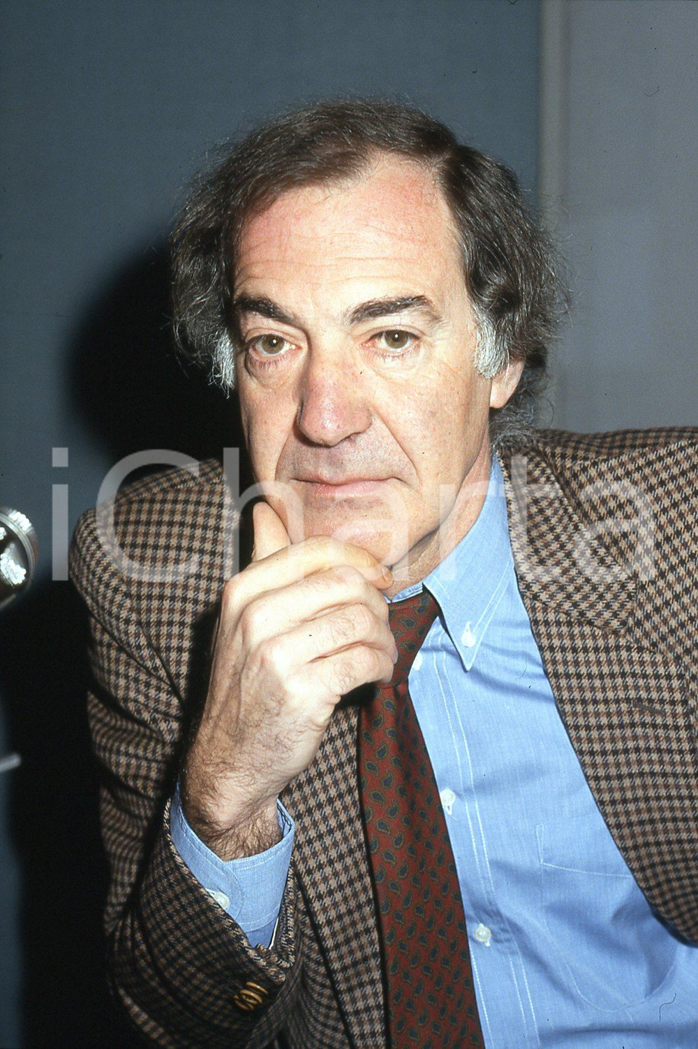 35mm vintage slide* 1993 MILANO Salvatore VECA ritratto a convegno Politeia (8)  Diapositiva d'epoca, in formato 35 mm.CONDIZIONI: GOODDiapositiva realizzata durante il convegno internazionale sul tema "Etica pubblica, Mercato, Istituzioni".Nella diapositiva ICharta mette in vendita, sul negozio eBay e in esclusiva sul sito "icharta" il proprio archivio composto da numerose diapositive e negativi fotografici d'epoca, tutti originali e autentici, che attraversano la storia del costume italiano tra gli la fine degli anni Sessanta e Novanta.Si tratta di uno sguardo inedito sull'attualit&agrave;, la politica, la vita quotidiana, il gossip e la cultura, che fotografa il cambiamento della nazione in quest'ultimo scorcio del XX secolo. Un'occasione unica per il mercato del collezionismo, che vede finalmente disponibile un archivio eccezionale per vastit&agrave;, tematiche e condizioni, in un settore (il negativo fotografico e la diapositiva) di assoluta novit&agrave; e dalle interessanti prospettive di investimento. GOOD/buono   originale e autentica 1