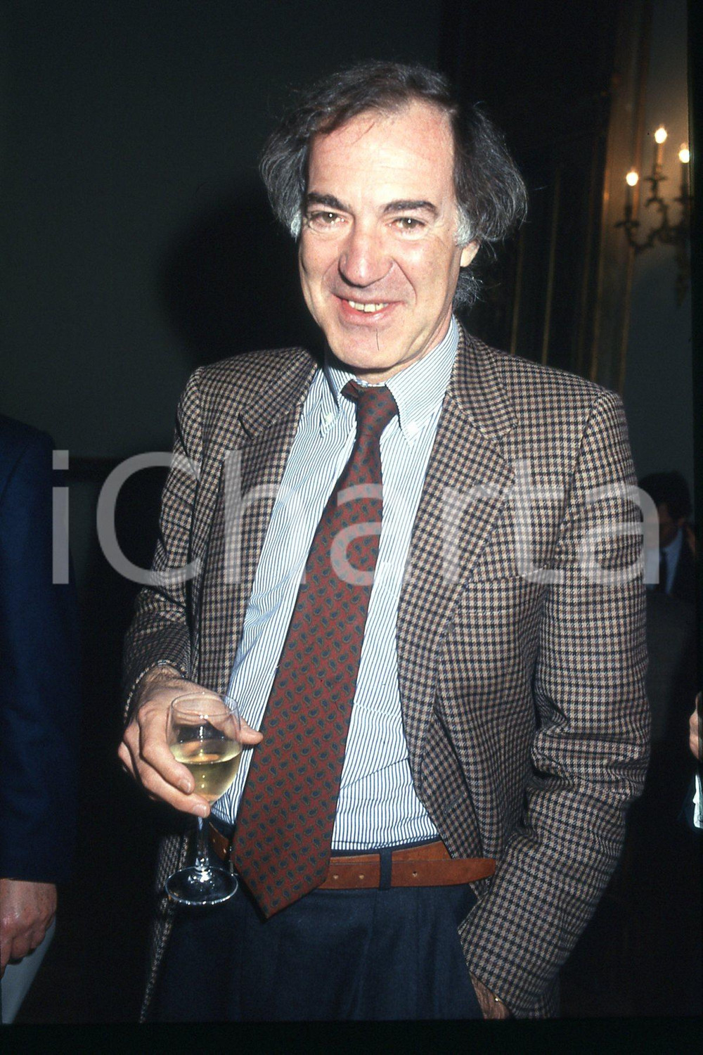 35mm vintage slide* 1993 MILANO Salvatore VECA ritratto a convegno Politeia (9)  Diapositiva d'epoca, in formato 35 mm.CONDIZIONI: GOODDiapositiva realizzata durante il convegno internazionale sul tema "Etica pubblica, Mercato, Istituzioni".Nella diapositiva ICharta mette in vendita, sul negozio eBay e in esclusiva sul sito "icharta" il proprio archivio composto da numerose diapositive e negativi fotografici d'epoca, tutti originali e autentici, che attraversano la storia del costume italiano tra gli la fine degli anni Sessanta e Novanta.Si tratta di uno sguardo inedito sull'attualit&agrave;, la politica, la vita quotidiana, il gossip e la cultura, che fotografa il cambiamento della nazione in quest'ultimo scorcio del XX secolo. Un'occasione unica per il mercato del collezionismo, che vede finalmente disponibile un archivio eccezionale per vastit&agrave;, tematiche e condizioni, in un settore (il negativo fotografico e la diapositiva) di assoluta novit&agrave; e dalle interessanti prospettive di investimento. GOOD/buono   originale e autentica 1