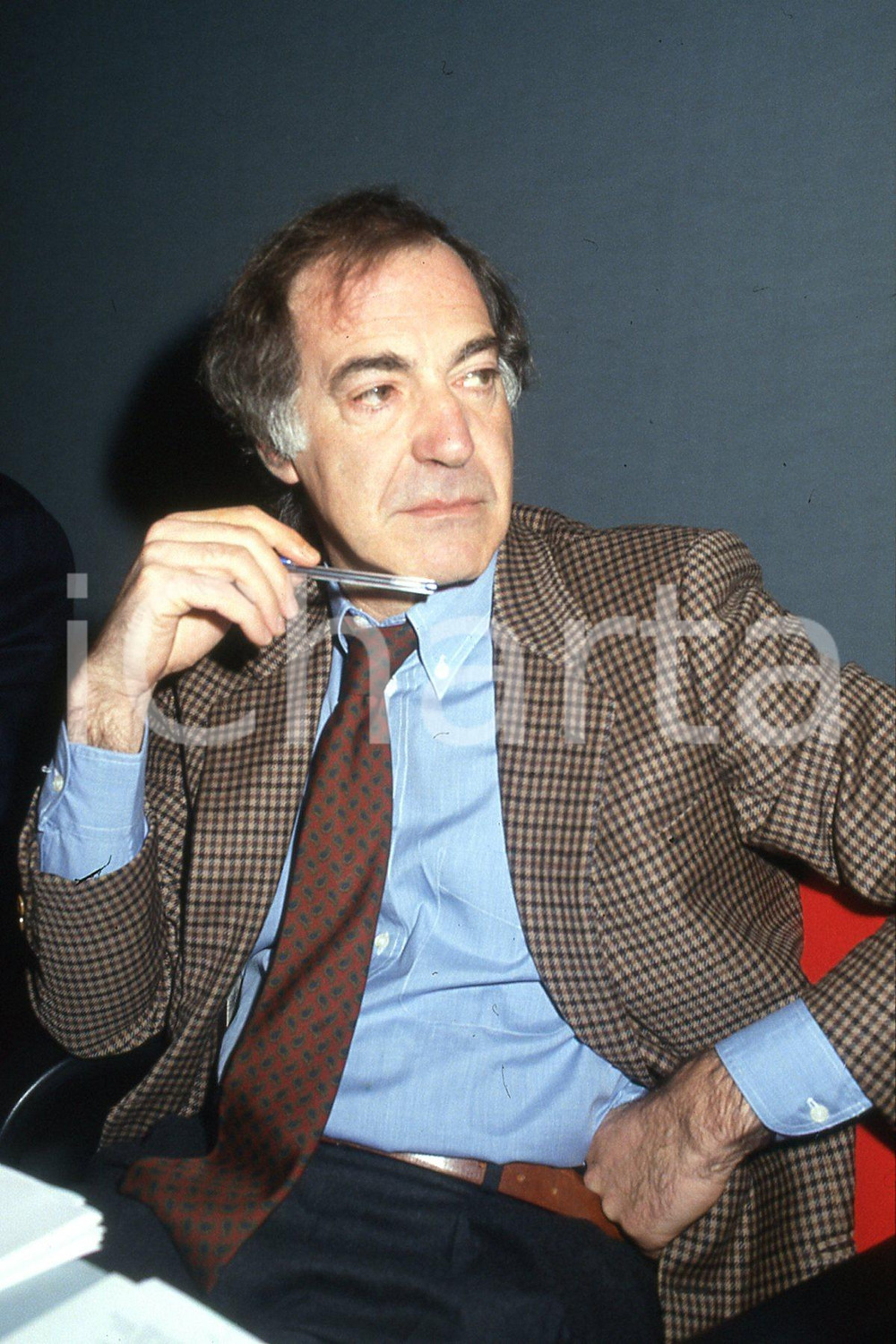 35mm vintage slide* 1993 MILANO Salvatore VECA ritratto a convegno Politeia (10)  Diapositiva d'epoca, in formato 35 mm.CONDIZIONI: GOODDiapositiva realizzata durante il convegno internazionale sul tema "Etica pubblica, Mercato, Istituzioni".Nella diapositiva ICharta mette in vendita, sul negozio eBay e in esclusiva sul sito "icharta" il proprio archivio composto da numerose diapositive e negativi fotografici d'epoca, tutti originali e autentici, che attraversano la storia del costume italiano tra gli la fine degli anni Sessanta e Novanta.Si tratta di uno sguardo inedito sull'attualit&agrave;, la politica, la vita quotidiana, il gossip e la cultura, che fotografa il cambiamento della nazione in quest'ultimo scorcio del XX secolo. Un'occasione unica per il mercato del collezionismo, che vede finalmente disponibile un archivio eccezionale per vastit&agrave;, tematiche e condizioni, in un settore (il negativo fotografico e la diapositiva) di assoluta novit&agrave; e dalle interessanti prospettive di investimento. GOOD/buono   originale e autentica 1