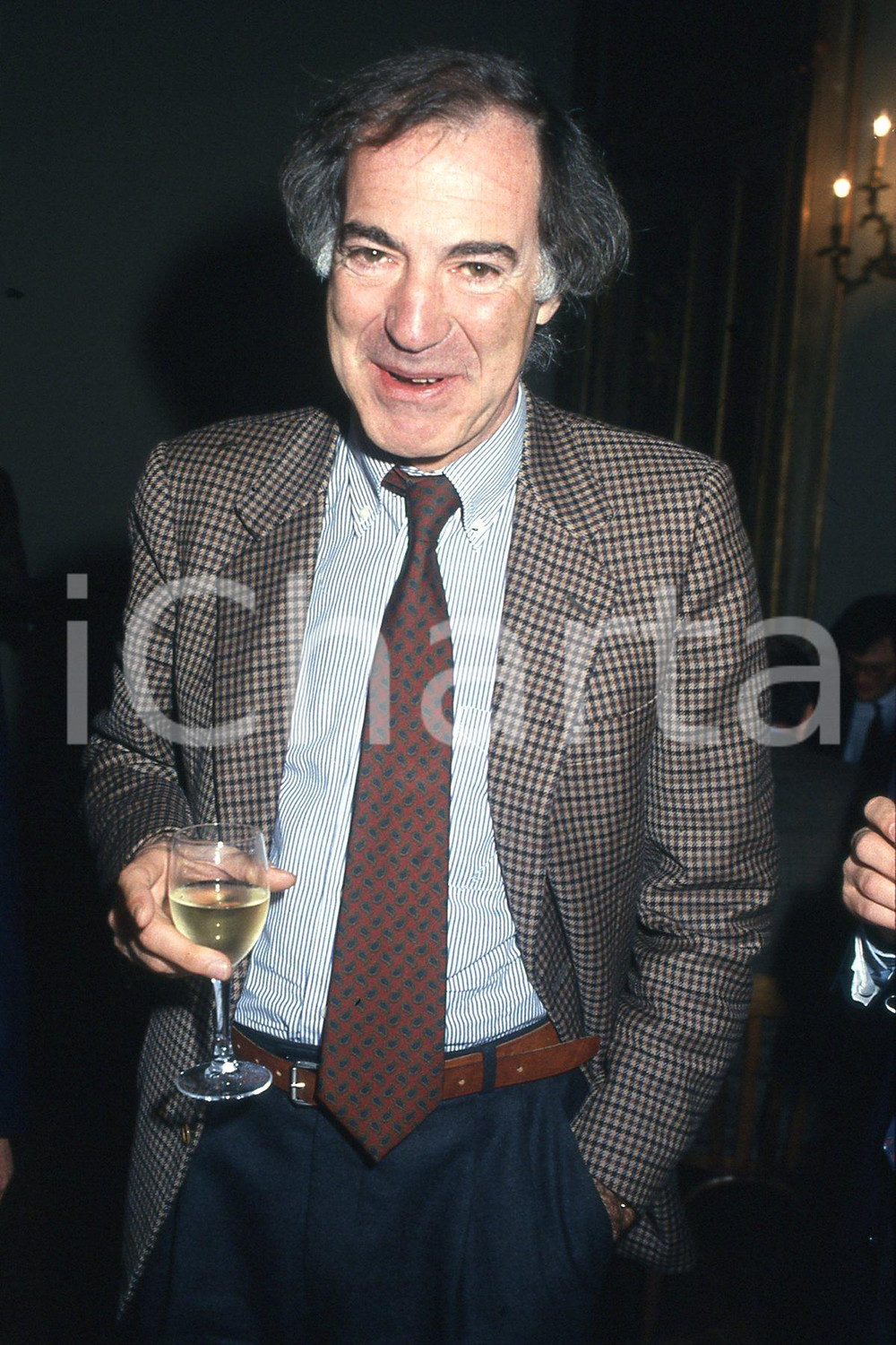 35mm vintage slide* 1993 MILANO Salvatore VECA ritratto a convegno Politeia (11)  Diapositiva d'epoca, in formato 35 mm.CONDIZIONI: GOODDiapositiva realizzata durante il convegno internazionale sul tema "Etica pubblica, Mercato, Istituzioni".Nella diapositiva ICharta mette in vendita, sul negozio eBay e in esclusiva sul sito "icharta" il proprio archivio composto da numerose diapositive e negativi fotografici d'epoca, tutti originali e autentici, che attraversano la storia del costume italiano tra gli la fine degli anni Sessanta e Novanta.Si tratta di uno sguardo inedito sull'attualit&agrave;, la politica, la vita quotidiana, il gossip e la cultura, che fotografa il cambiamento della nazione in quest'ultimo scorcio del XX secolo. Un'occasione unica per il mercato del collezionismo, che vede finalmente disponibile un archivio eccezionale per vastit&agrave;, tematiche e condizioni, in un settore (il negativo fotografico e la diapositiva) di assoluta novit&agrave; e dalle interessanti prospettive di investimento. GOOD/buono   originale e autentica 1