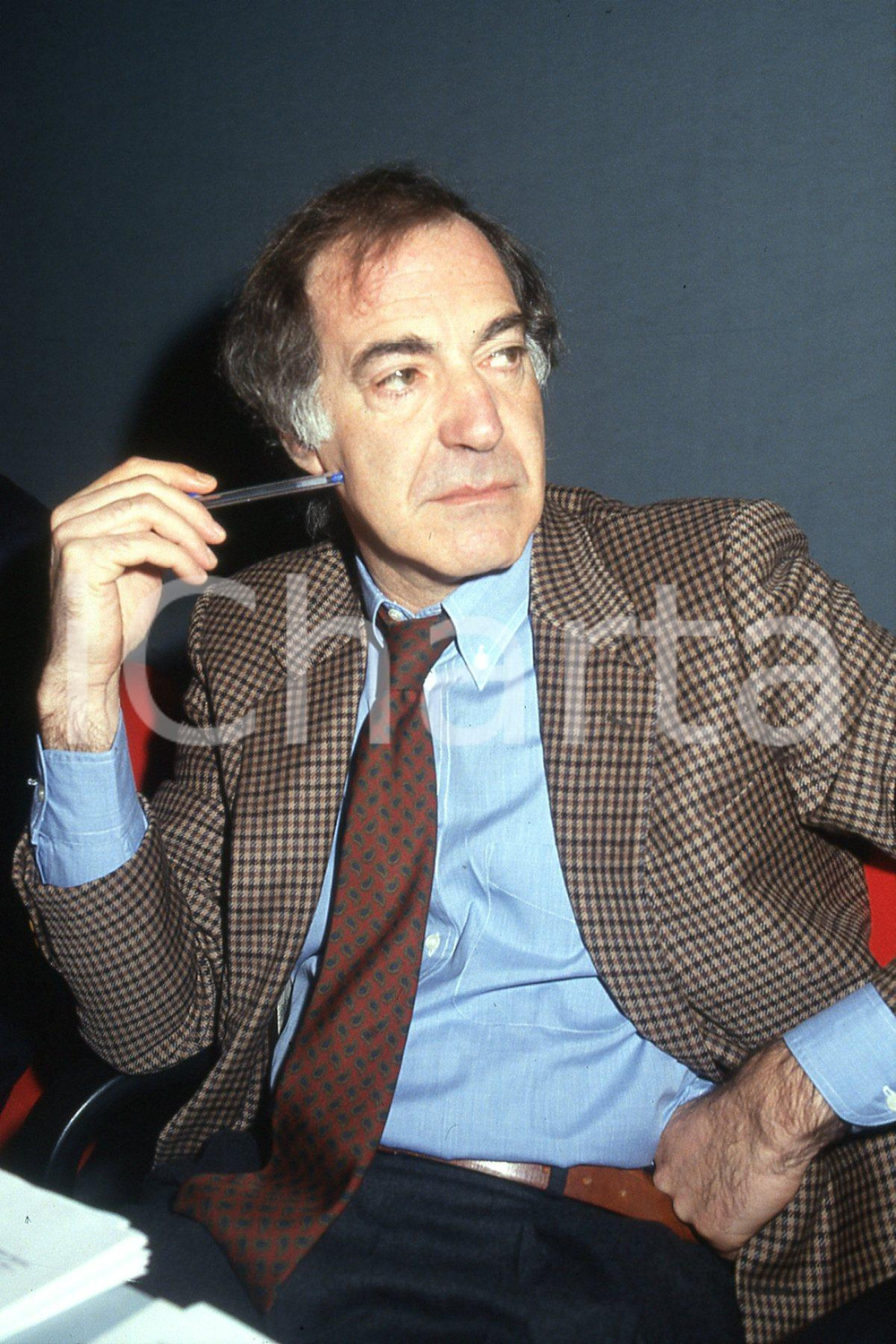 35mm vintage slide* 1993 MILANO Salvatore VECA ritratto a convegno Politeia (12)  Diapositiva d'epoca, in formato 35 mm.CONDIZIONI: GOODDiapositiva realizzata durante il convegno internazionale sul tema "Etica pubblica, Mercato, Istituzioni".Nella diapositiva ICharta mette in vendita, sul negozio eBay e in esclusiva sul sito "icharta" il proprio archivio composto da numerose diapositive e negativi fotografici d'epoca, tutti originali e autentici, che attraversano la storia del costume italiano tra gli la fine degli anni Sessanta e Novanta.Si tratta di uno sguardo inedito sull'attualit&agrave;, la politica, la vita quotidiana, il gossip e la cultura, che fotografa il cambiamento della nazione in quest'ultimo scorcio del XX secolo. Un'occasione unica per il mercato del collezionismo, che vede finalmente disponibile un archivio eccezionale per vastit&agrave;, tematiche e condizioni, in un settore (il negativo fotografico e la diapositiva) di assoluta novit&agrave; e dalle interessanti prospettive di investimento. GOOD/buono   originale e autentica 1