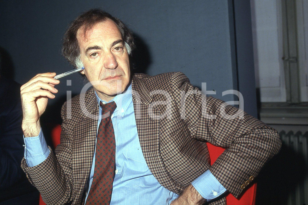 35mm vintage slide* 1993 MILANO Salvatore VECA ritratto a convegno Politeia (13)  Diapositiva d'epoca, in formato 35 mm.CONDIZIONI: GOODDiapositiva realizzata durante il convegno internazionale sul tema "Etica pubblica, Mercato, Istituzioni".Nella diapositiva ICharta mette in vendita, sul negozio eBay e in esclusiva sul sito "icharta" il proprio archivio composto da numerose diapositive e negativi fotografici d'epoca, tutti originali e autentici, che attraversano la storia del costume italiano tra gli la fine degli anni Sessanta e Novanta.Si tratta di uno sguardo inedito sull'attualit&agrave;, la politica, la vita quotidiana, il gossip e la cultura, che fotografa il cambiamento della nazione in quest'ultimo scorcio del XX secolo. Un'occasione unica per il mercato del collezionismo, che vede finalmente disponibile un archivio eccezionale per vastit&agrave;, tematiche e condizioni, in un settore (il negativo fotografico e la diapositiva) di assoluta novit&agrave; e dalle interessanti prospettive di investimento. GOOD/buono   originale e autentica 1