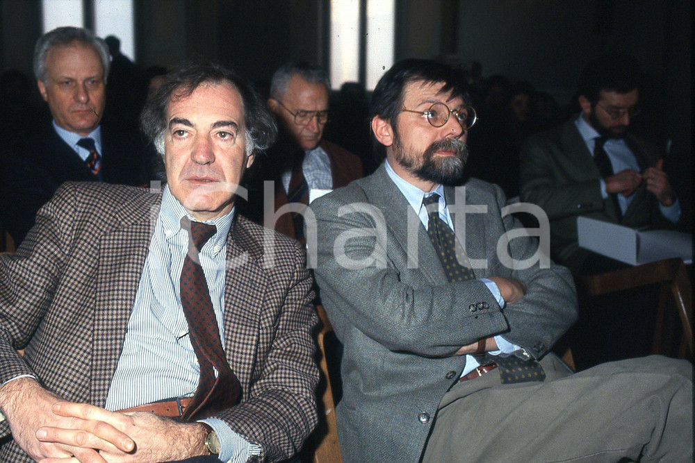 35mm vintage slide* 1993 MILANO Salvatore VECA e Angelo PANEBIANCO a convegno  Diapositiva d'epoca, in formato 35 mm.CONDIZIONI: GOODDiapositiva realizzata durante il convegno internazionale di Politeia sul tema "Etica pubblica, Mercato, Istituzioni".Nella diapositiva ICharta mette in vendita, sul negozio eBay e in esclusiva sul sito "icharta" il proprio archivio composto da numerose diapositive e negativi fotografici d'epoca, tutti originali e autentici, che attraversano la storia del costume italiano tra gli la fine degli anni Sessanta e Novanta.Si tratta di uno sguardo inedito sull'attualit&agrave;, la politica, la vita quotidiana, il gossip e la cultura, che fotografa il cambiamento della nazione in quest'ultimo scorcio del XX secolo. Un'occasione unica per il mercato del collezionismo, che vede finalmente disponibile un archivio eccezionale per vastit&agrave;, tematiche e condizioni, in un settore (il negativo fotografico e la diapositiva) di assoluta novit&agrave; e dalle interessanti prospettive di investimento. GOOD/buono   originale e autentica 1